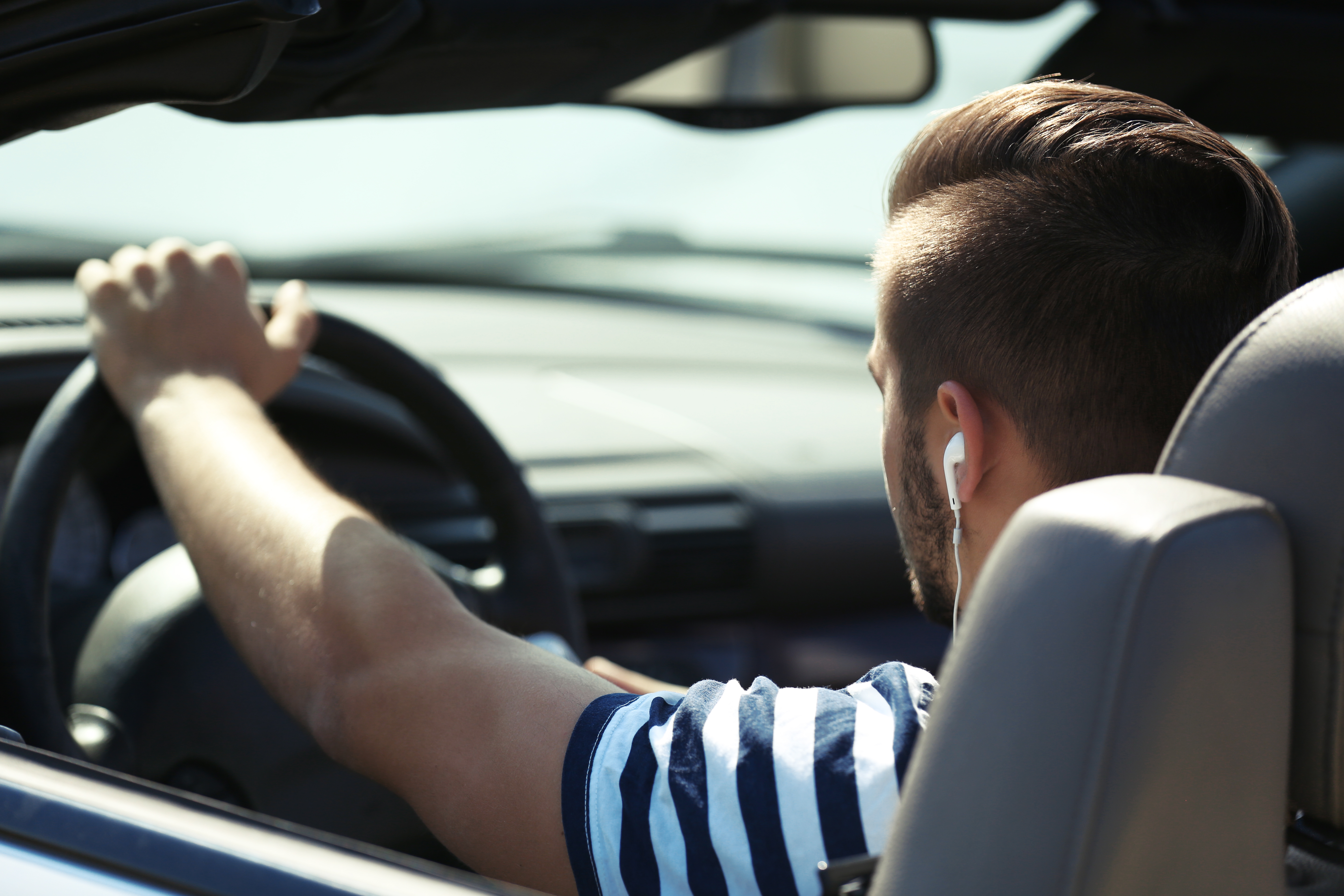 Hombre conduciendo un automóvil | Fuente: Shutterstock