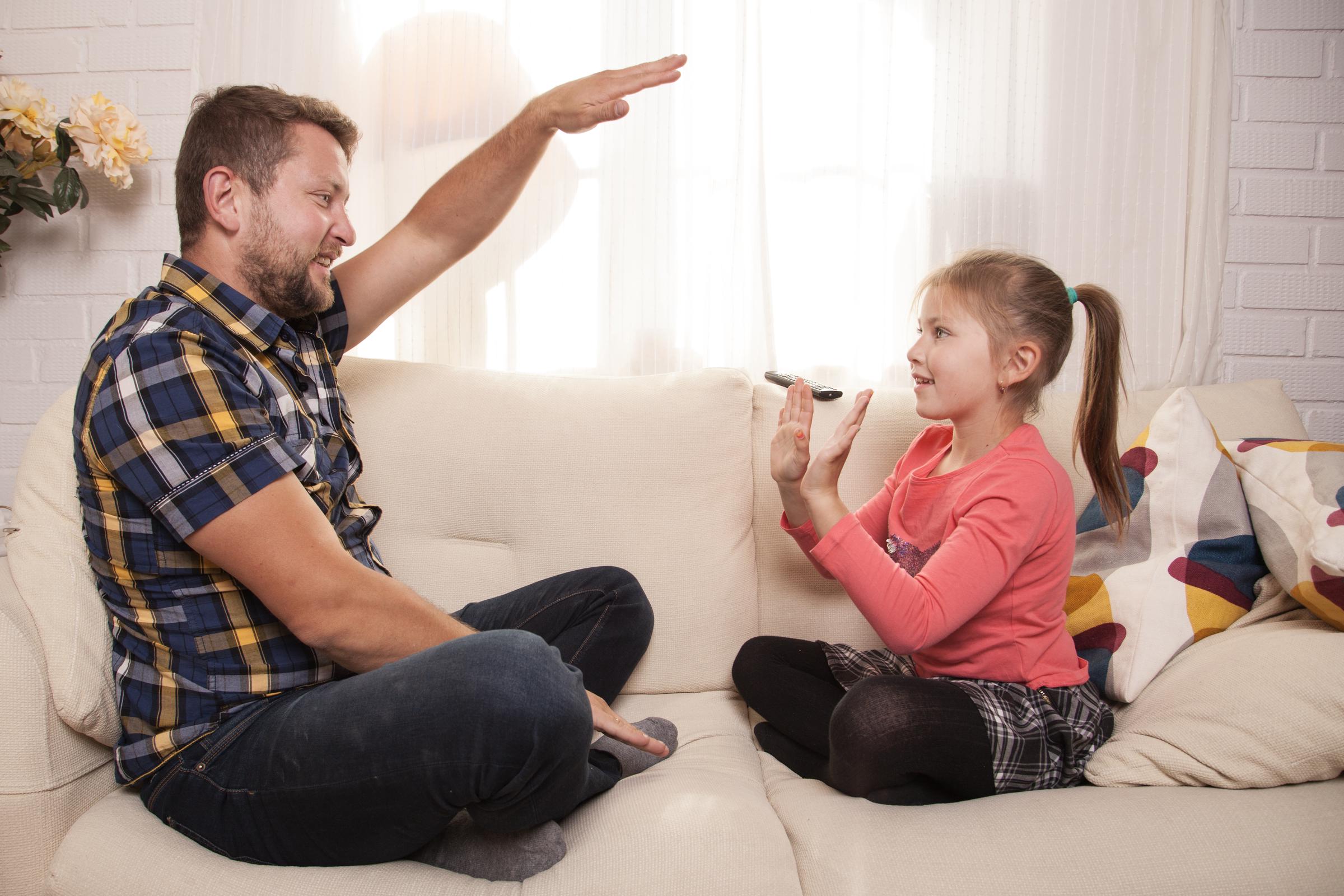 Un hombre jugando con su hija | Fuente: Freepik