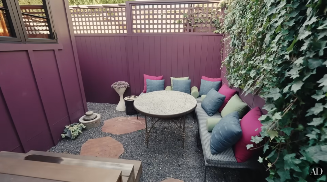 La zona de estar al aire libre de Sarah Paulson en su casa de Malibú, California. | Foto: YouTube/@ArchitecturalDigest