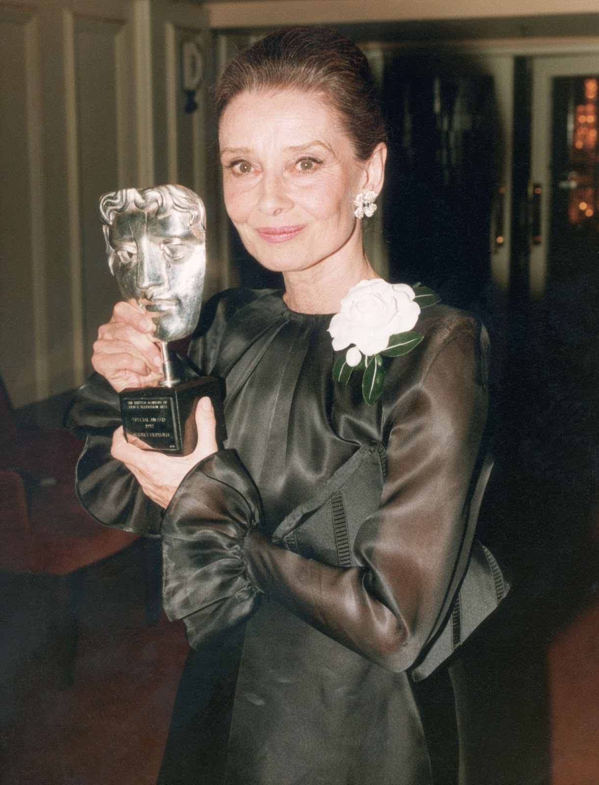 Audrey Hepburn con el Premio Especial que recibió de la Academia Británica de las Artes Cinematográficas y de la Televisión en 1992. | Fuente: Getty Images