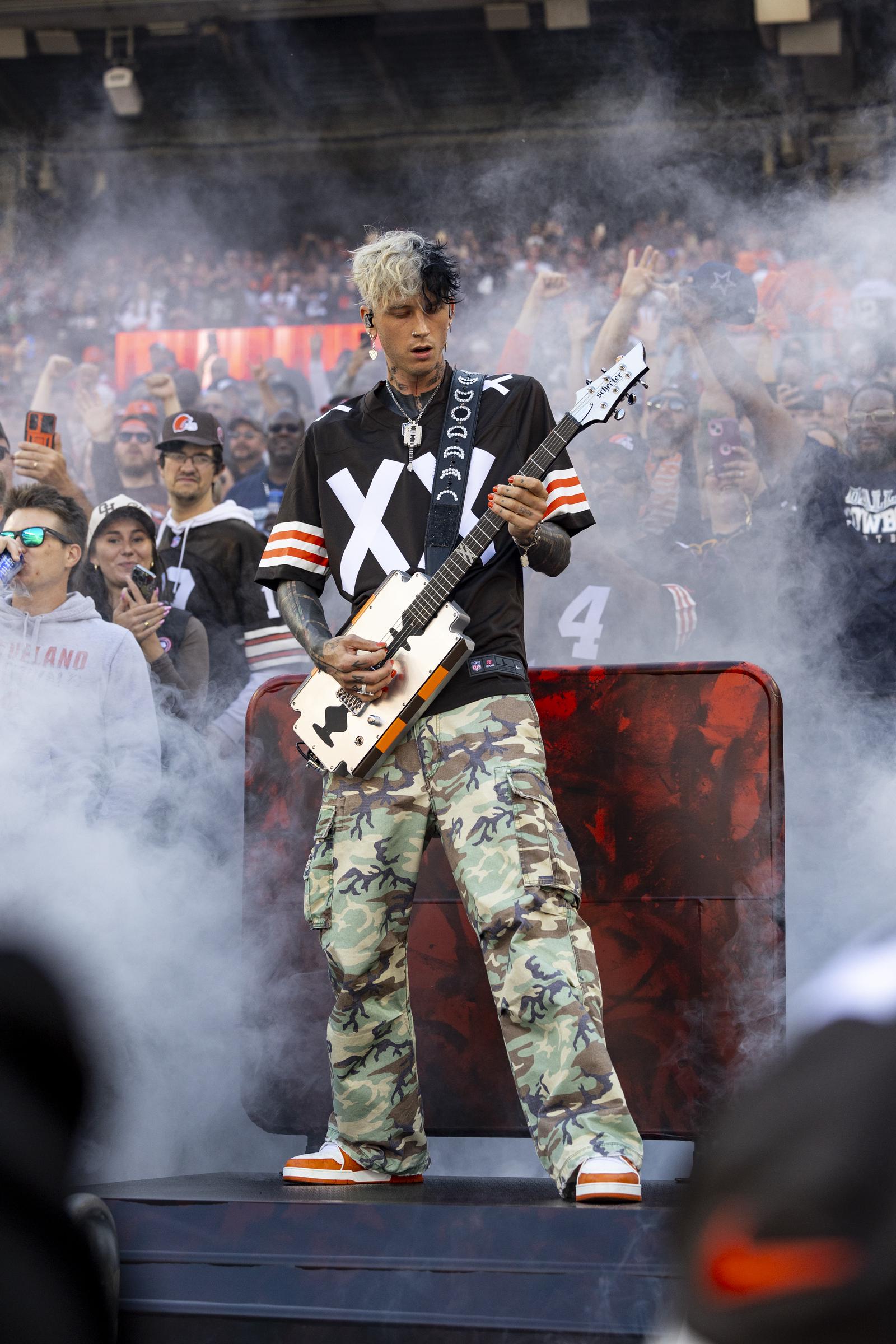 Machine Gun Kelly actúa antes del partido en casa de los Cleveland Browns contra los Dallas Cowboys en el Huntington Bank Field de Cleveland, Ohio, el 8 de septiembre de 2024 | Fuente: Getty Images