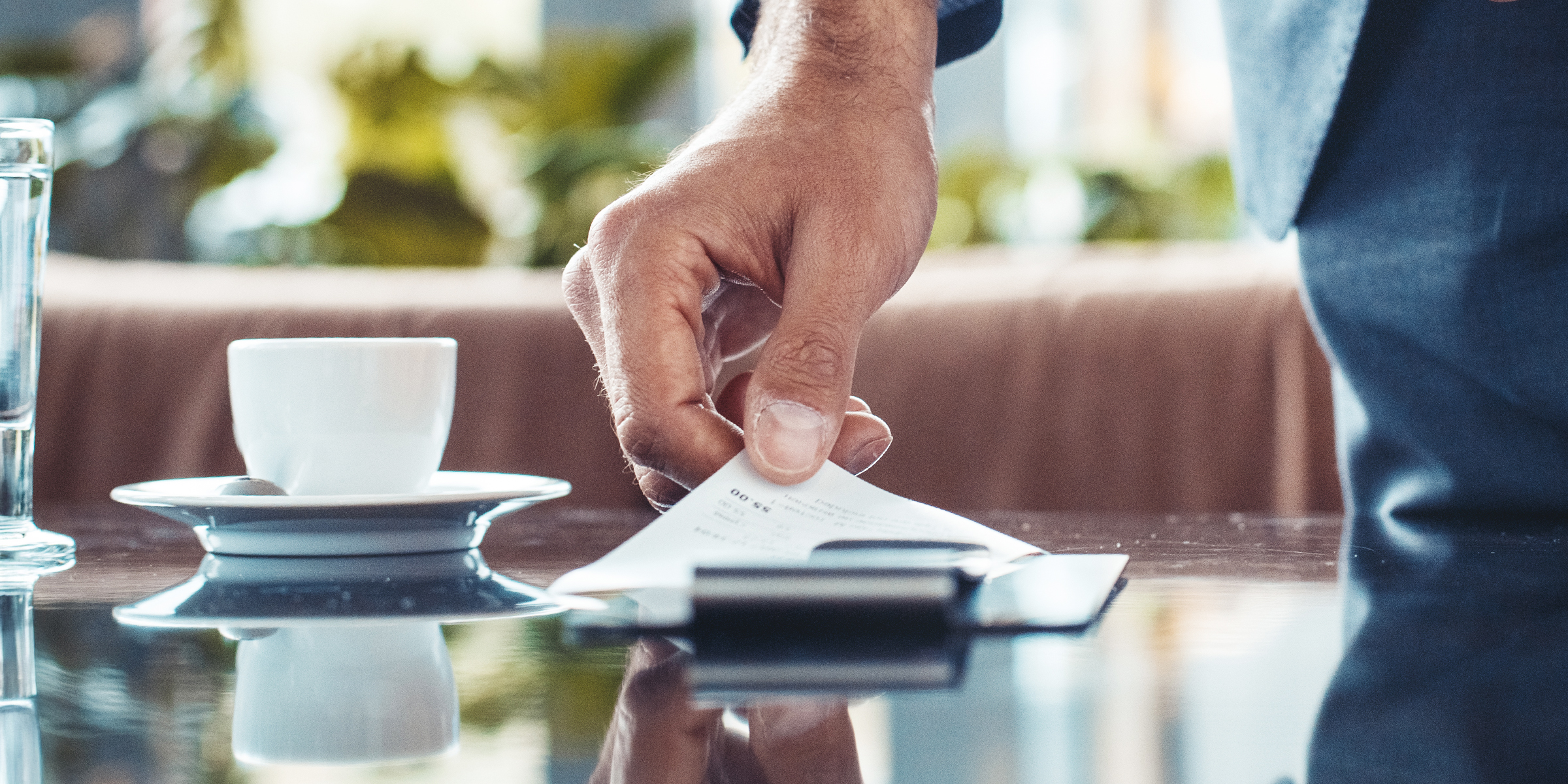 La cuenta de un restaurante sobre la mesa | Fuente: Shutterstock