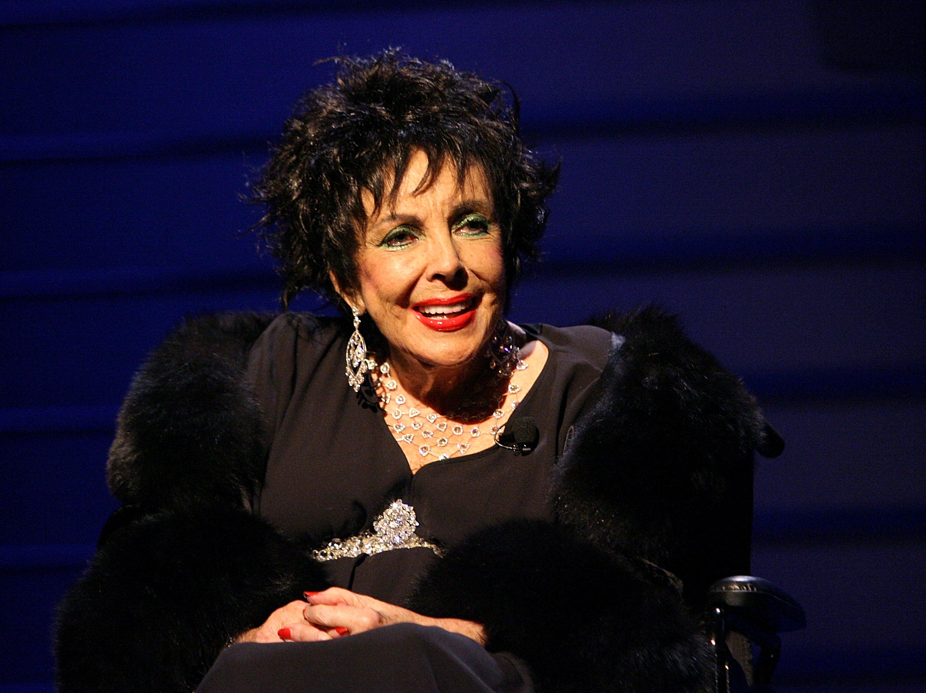 Elizabeth Taylor asiste a la Gala Macy's Passport 2008 el 26 de septiembre de 2008, en Santa Mónica, California. | Fuente: Getty Images