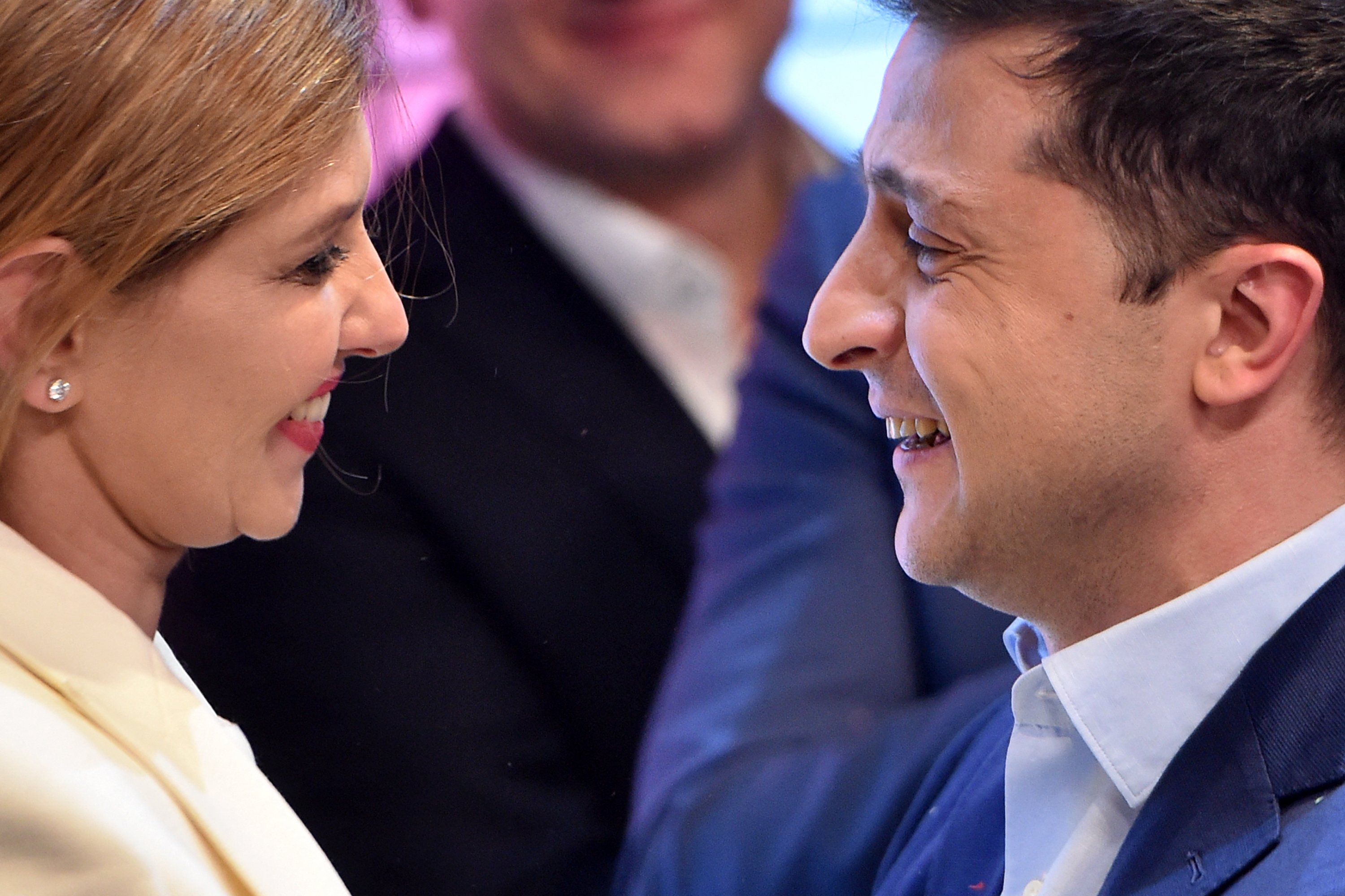 El candidato presidencial ucraniano Volodymyr Zelensky y su esposa Olena en la sede de su campaña en Kiev el 21 de abril de 2019. | Foto: Getty Images