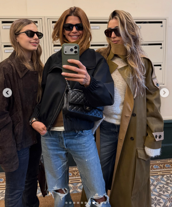 Juliana Awada se toma una selfie en el espejo junto a sus hijas Antonia Macri y Valentina Barbier. Las tres lucen elegantes atuendos urbanos para clima fresco con lentes de sol oscuros, abrigos otoñales y jeans relajados. | Fuente: Instagram/juliana.awada