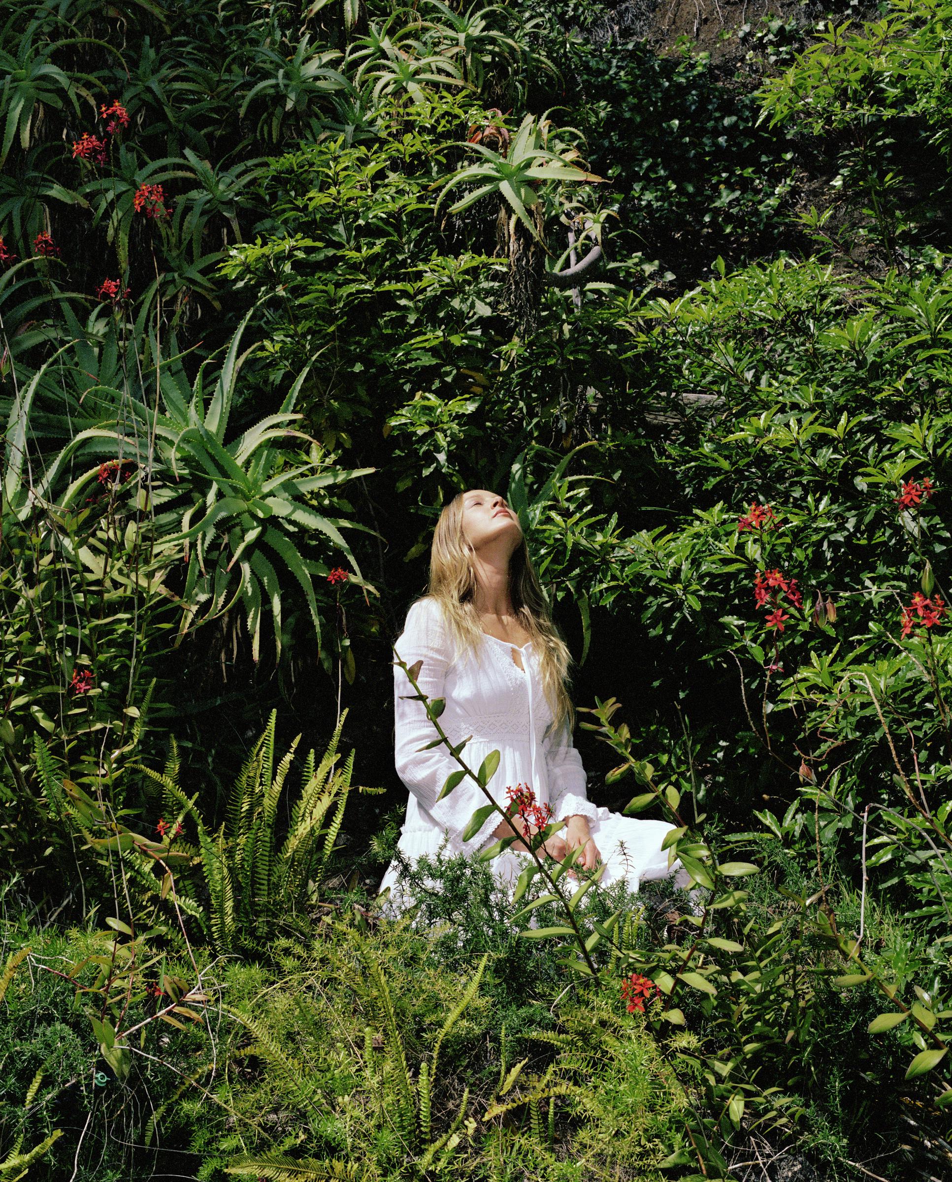Una mujer tomando el sol en un jardín | Fuente: Getty Images