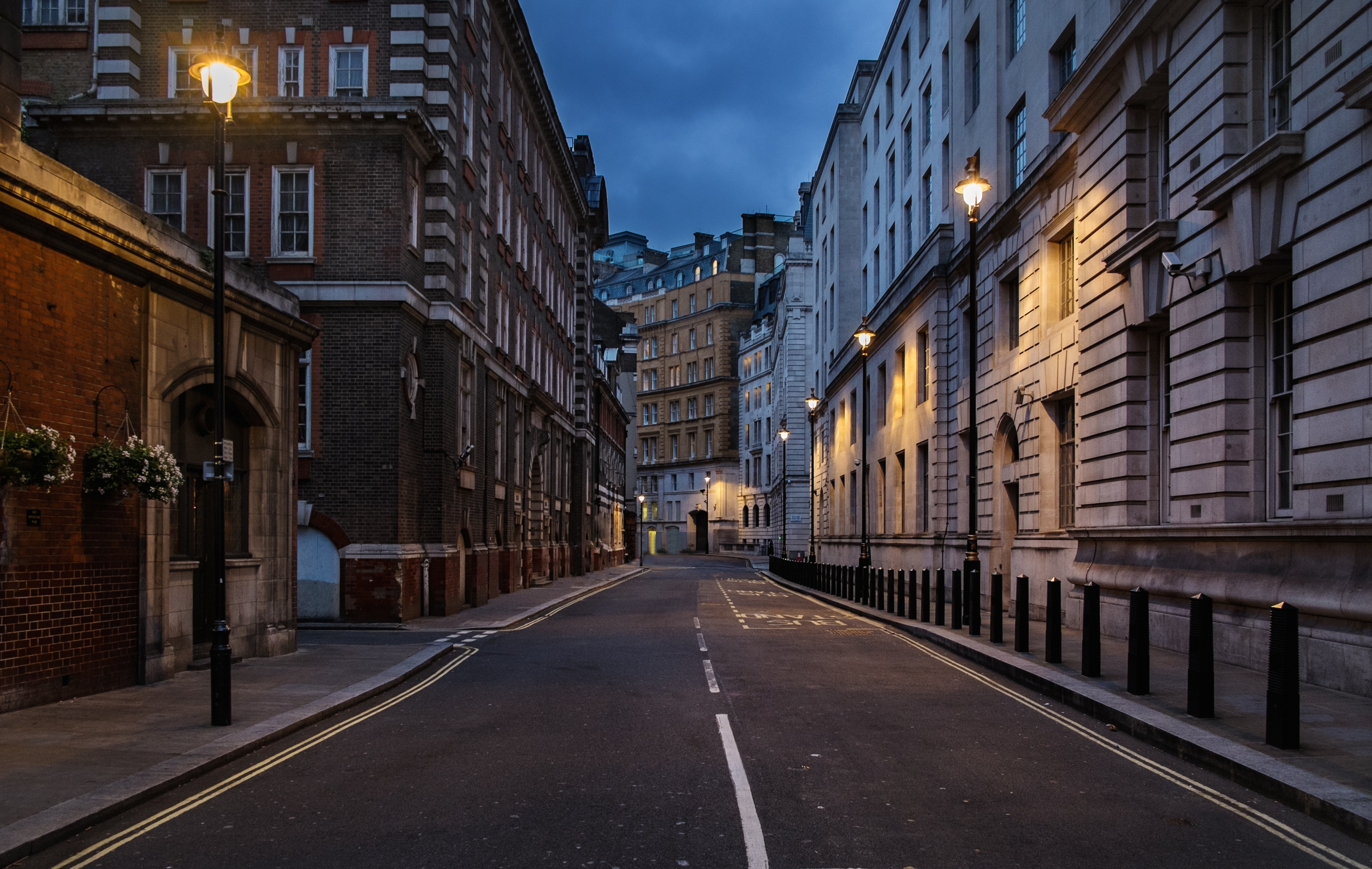 Calle vacía por la noche | Fuente: Shutterstock