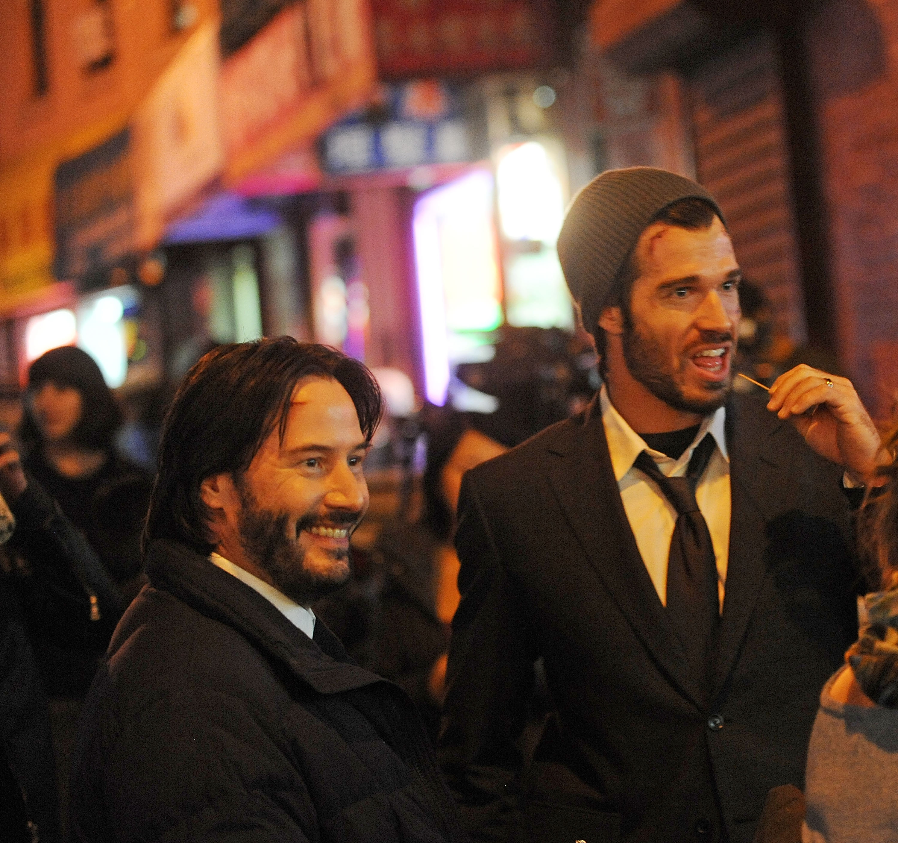 Keanu Reeves y su doble de acción en el plató de "John Wick 2" en Nueva York, el 16 de noviembre de 2015. | Fuente: Getty Images