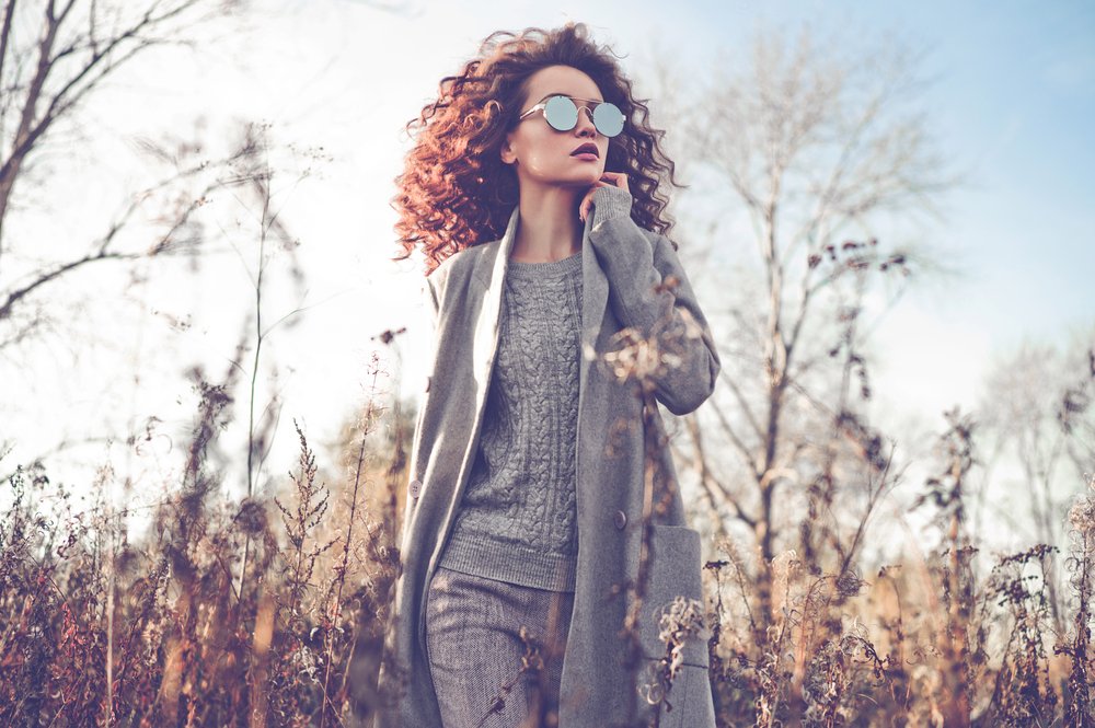 Mujer con abrigo y pantalones.  | Foto: Shutterstock.