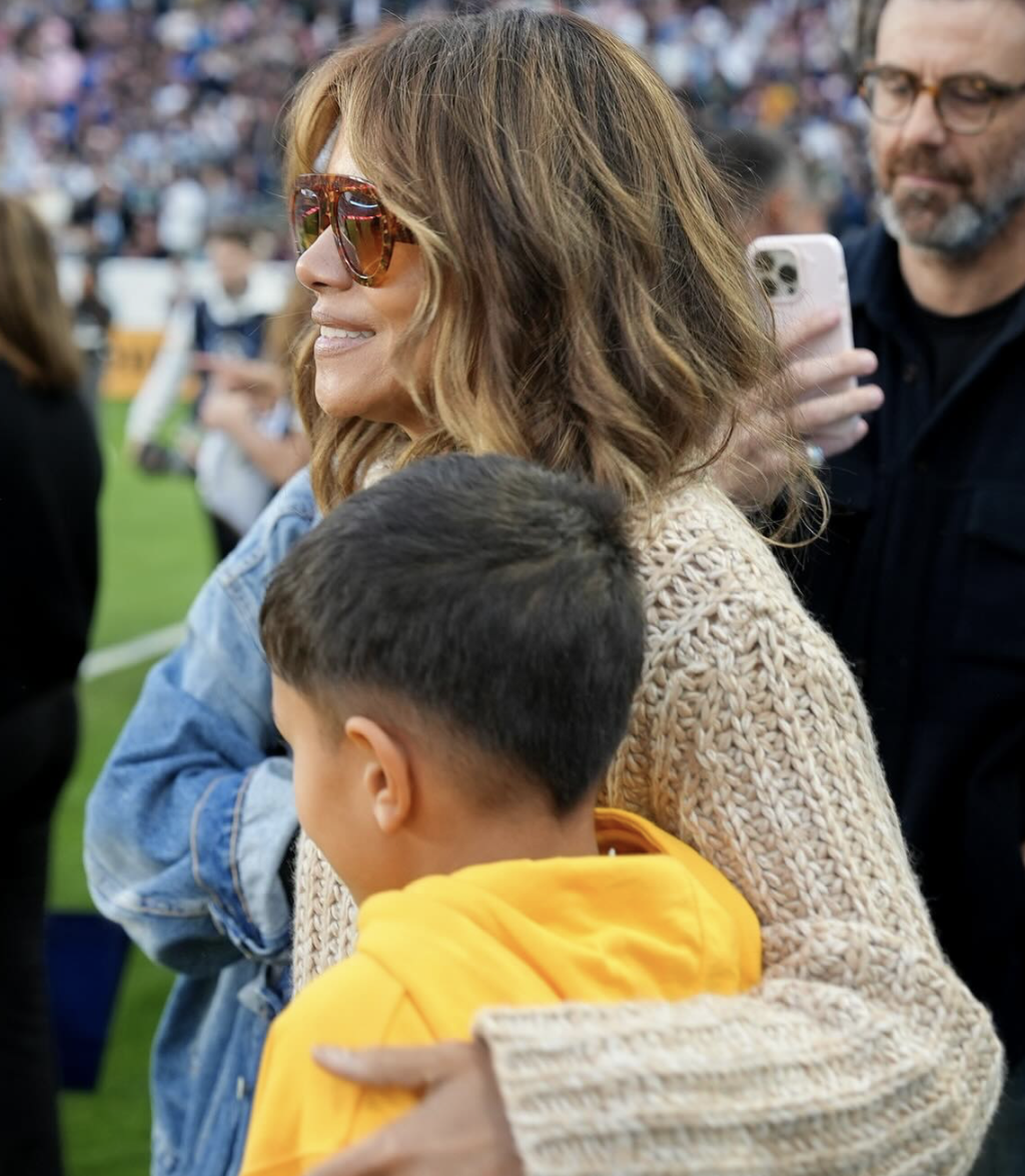 Halle Berry compartió un momento muy tierno con su hijo Maceo en un evento deportivo, manteniéndolo cerca de ella en medio de la multitud. Maceo es su hijo menor, al que tuvo con su exesposo Olivier Martínez en 2013. | Fuente: Instagram vía @halleberry