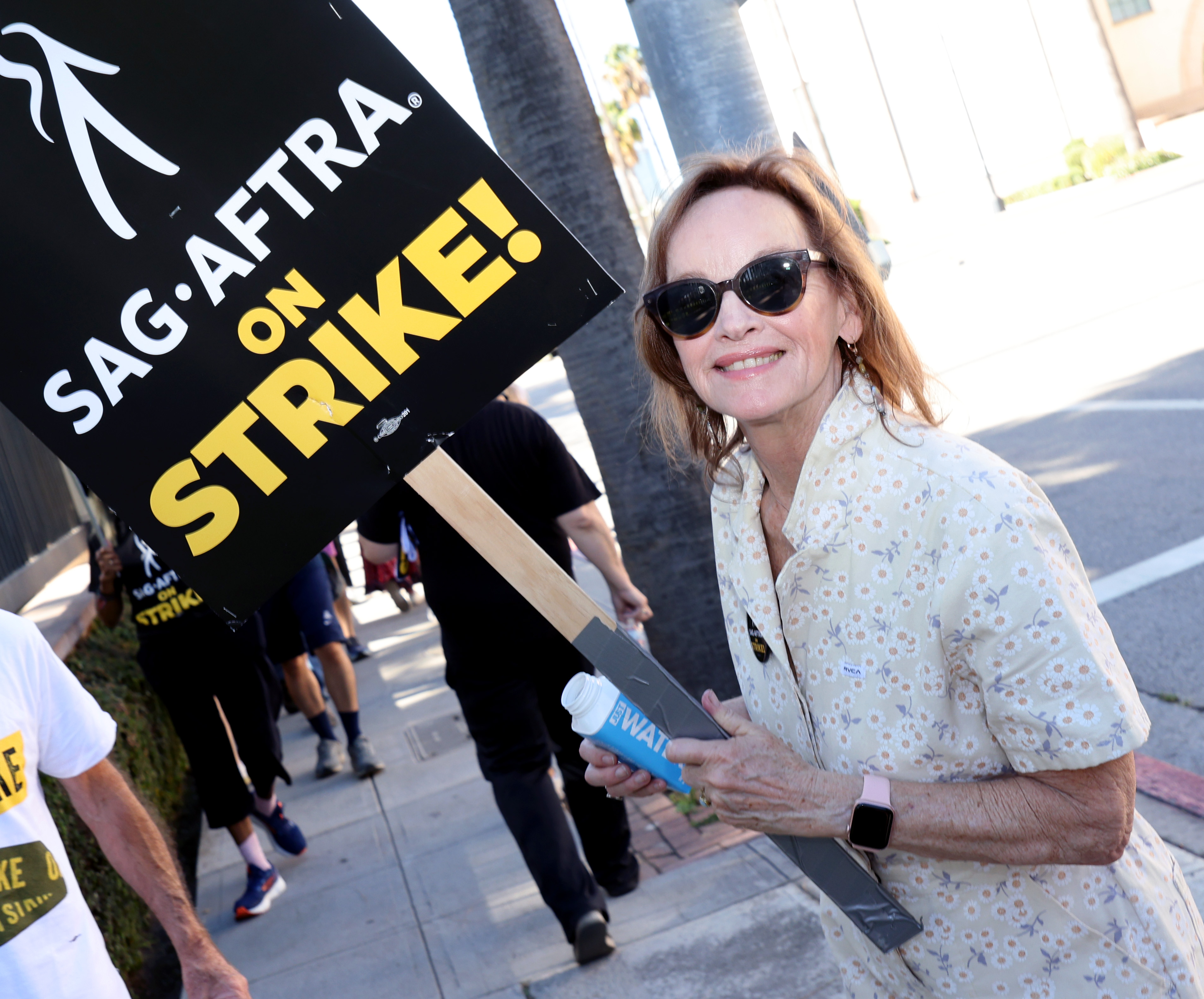 Pamela Sue Martin se une a un piquete frente a los estudios Warner Bros. el 6 de octubre de 2023 | Fuente: Getty Images