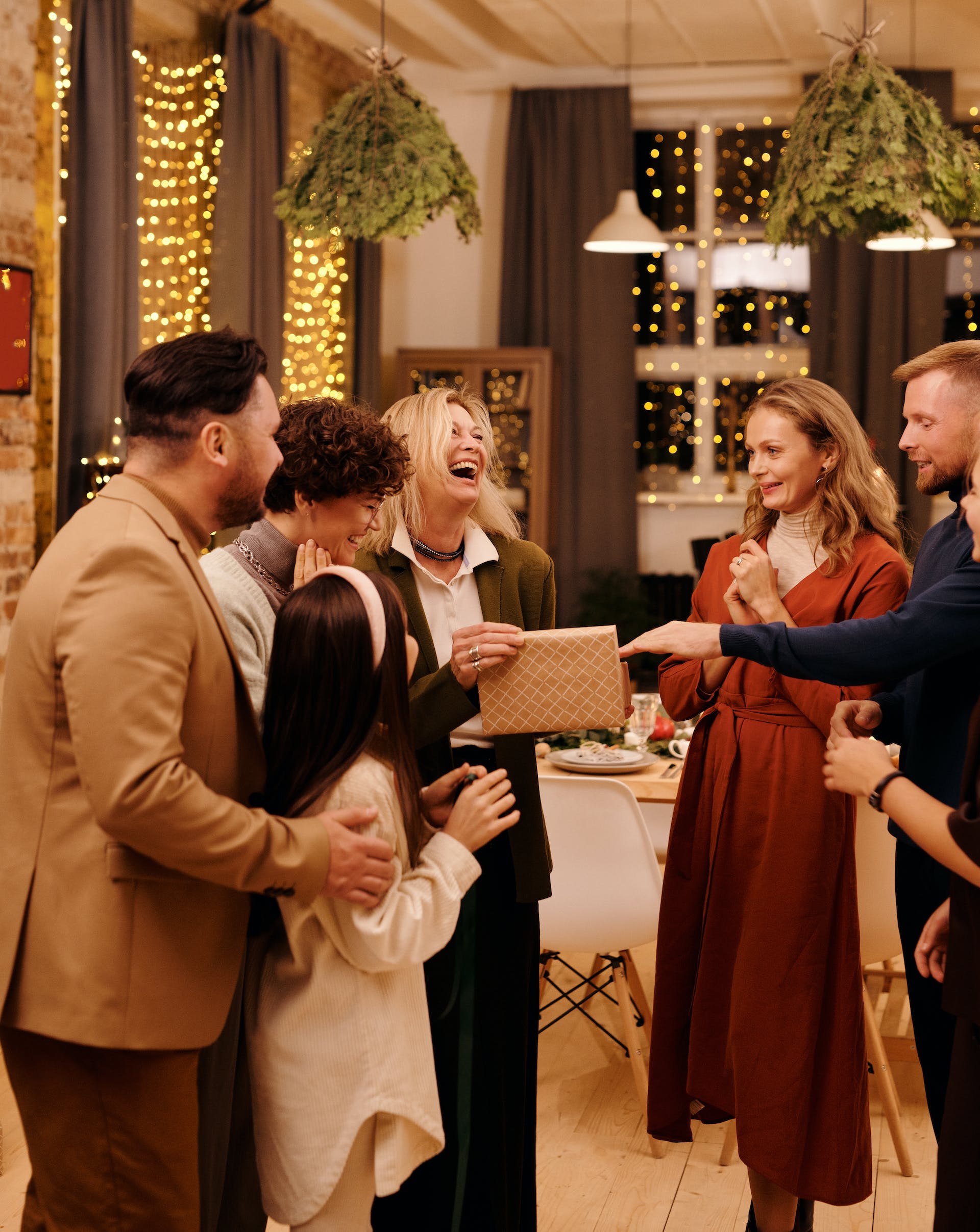 Familiares celebrando la Navidad | Foto: Pexels