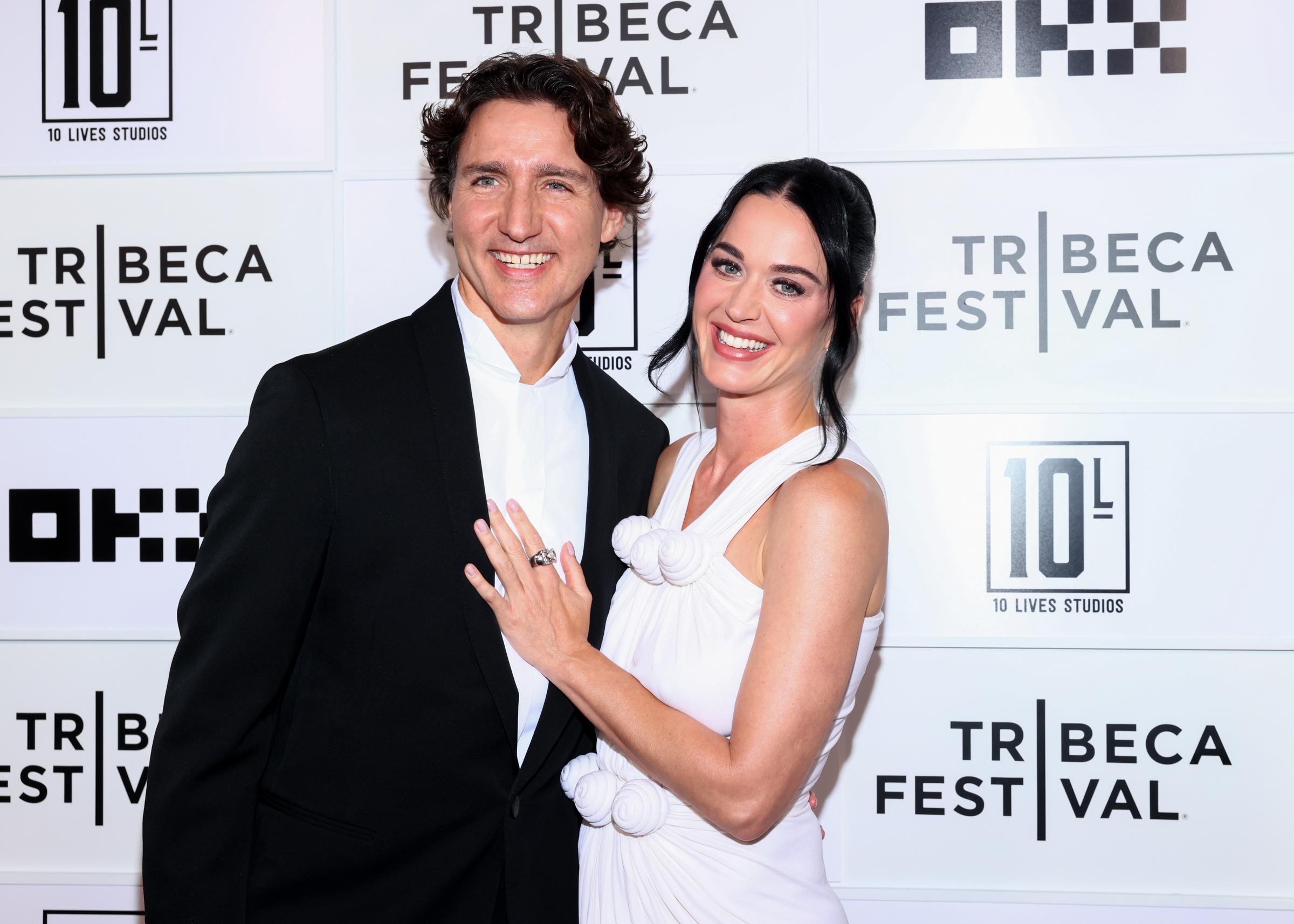 Perry apoyó la mano en el pecho de Trudeau mientras la pareja sonreía a los fotógrafos durante una importante aparición pública juntos. Asistieron al estreno de su película-concierto en el Festival de Tribeca, en Nueva York, el 8 de junio de 2026. | Fuente: Getty Images