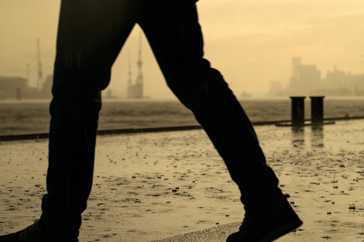 Un hombre caminando bajo la lluvia | Fuente: Pexels