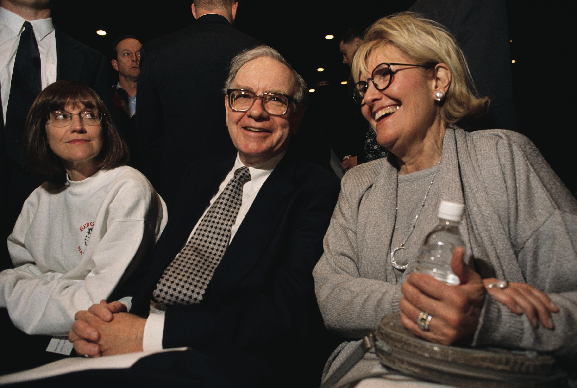 Susie, Warren y Susan Buffett asisten a la reunión anual de accionistas de la empresa, en Omaha, Nebraska, el 5 de mayo de 1997. | Fuente: Getty Images