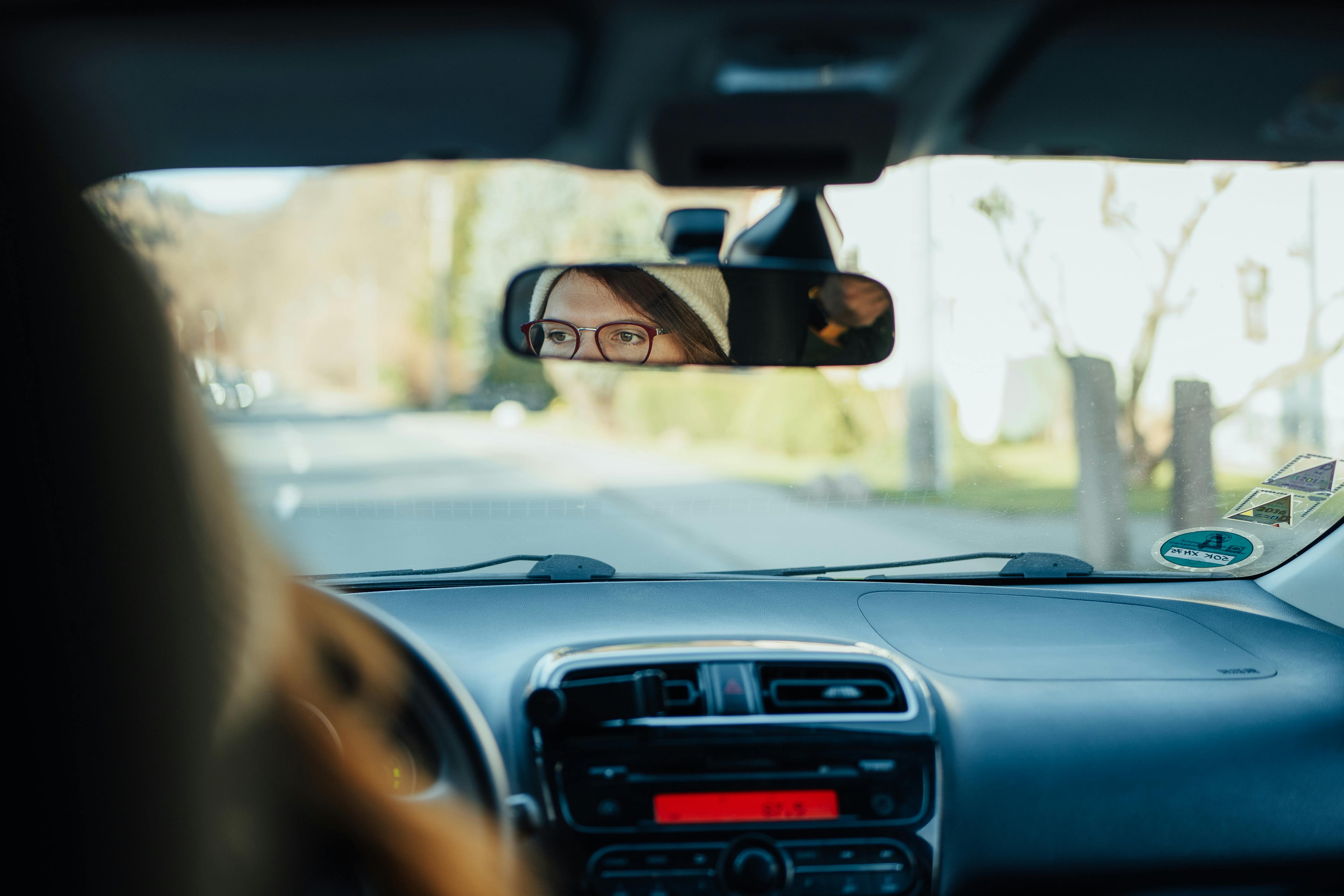 Una mujer conduce un Automóvil | Fuente: Pexels