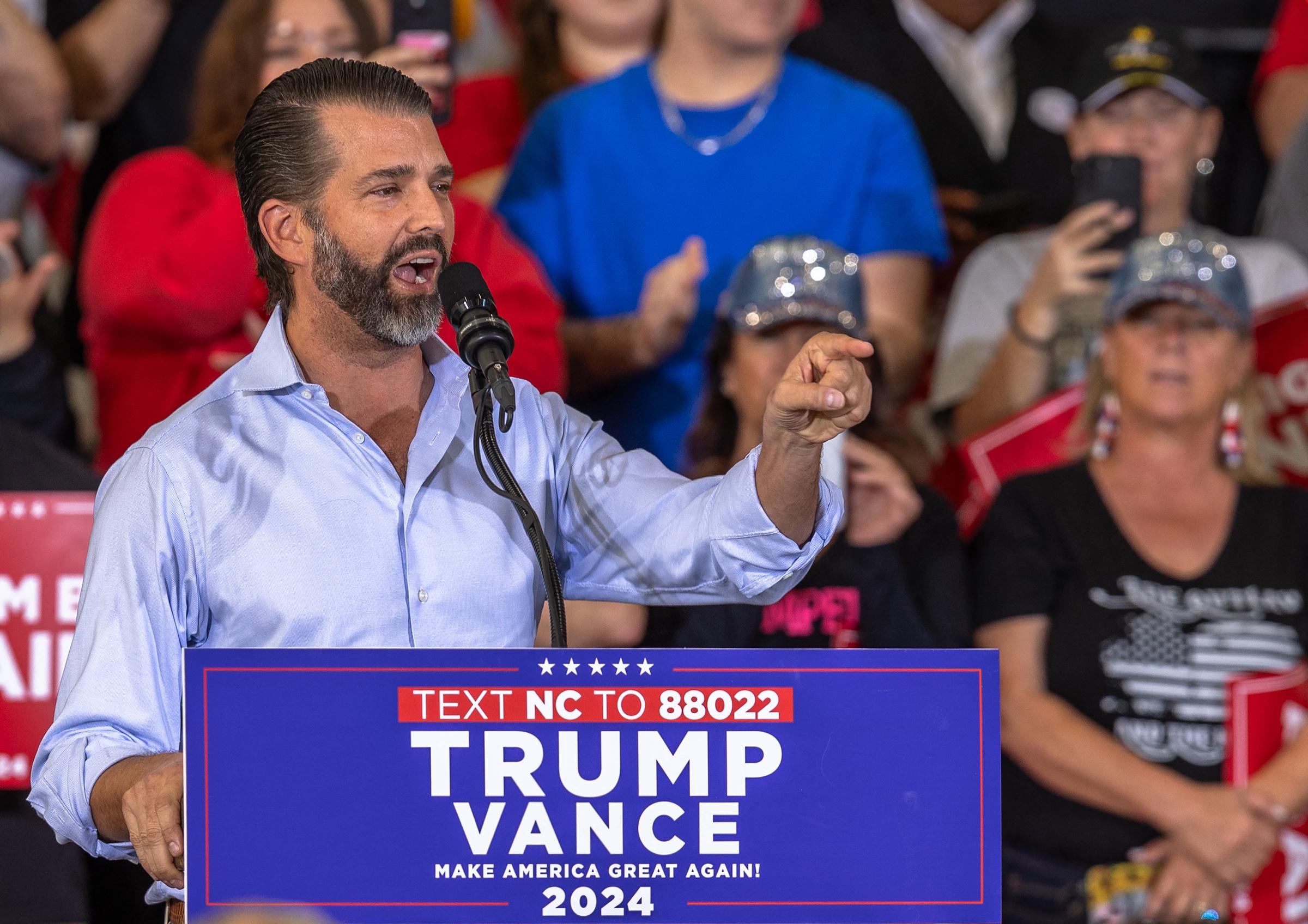 Donald Trump Jr. hablando durante un mitin de campaña en Sanford, Carolina del Norte, el 3 de noviembre de 2024. | Fuente: Getty Images