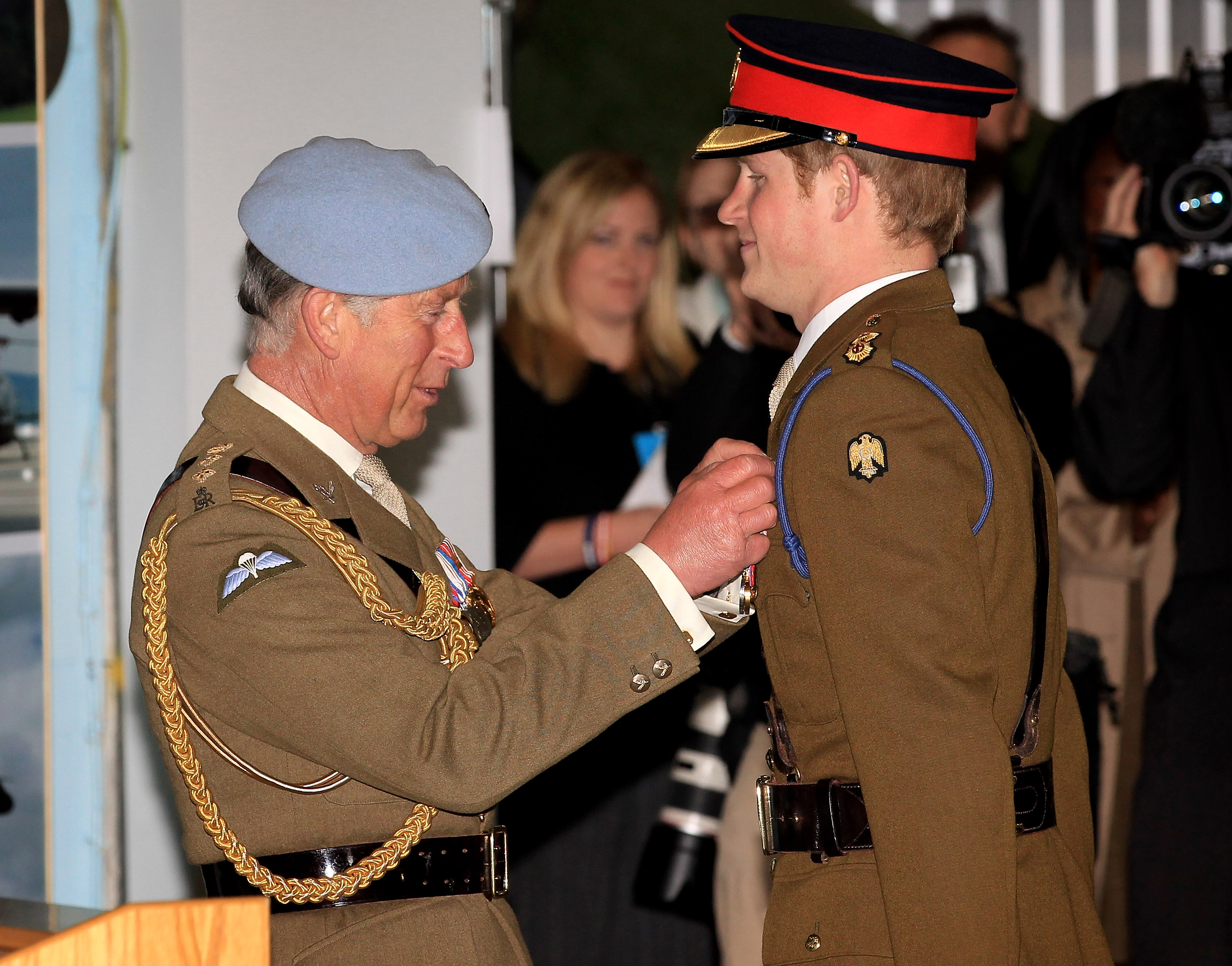 El príncipe Charles entrega a su hijo el príncipe Harry sus alas de piloto en la graduación del curso de piloto del Príncipe Harry en el Centro de Aviación del Ejército el 7 de mayo de 2010 en Andover, Inglaterra | Fuente: Getty Images