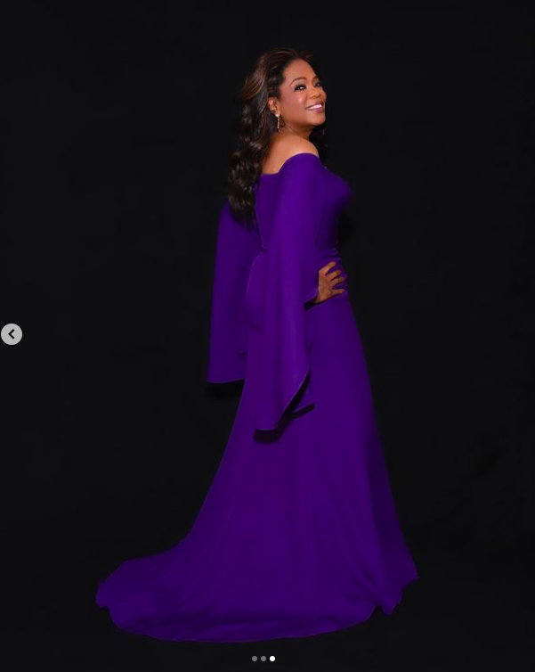 Oprah Winfrey posando para una foto, publicada el 25 de febrero de 2024 | Fuente: Instagram/oprah