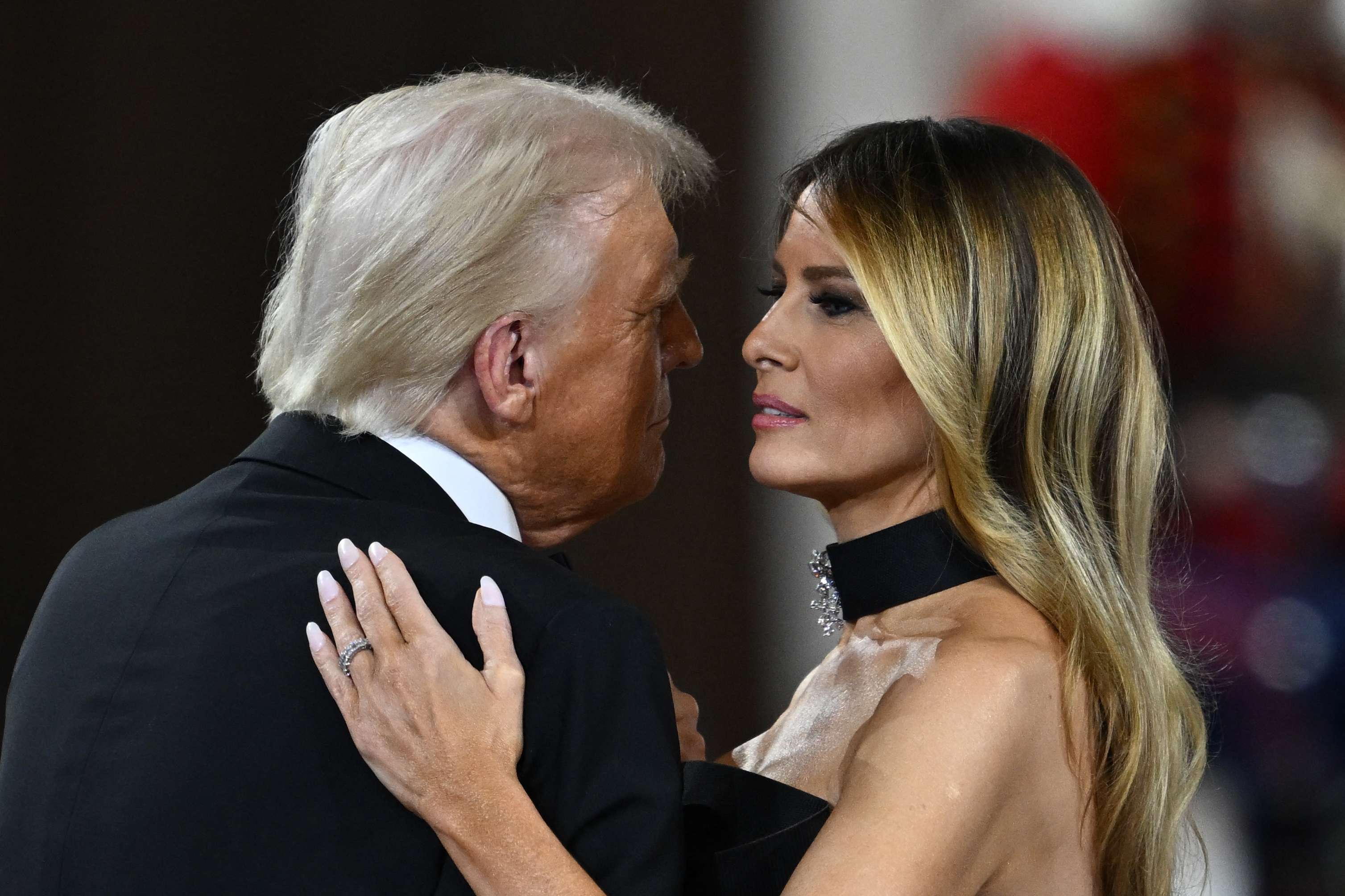 El presidente de EEUU, Donald Trump, y la primera dama, Melania Trump, bailan al ritmo de "The Battle Hymn of the Republic" el 20 de enero de 2025 | Fuente: Getty Images