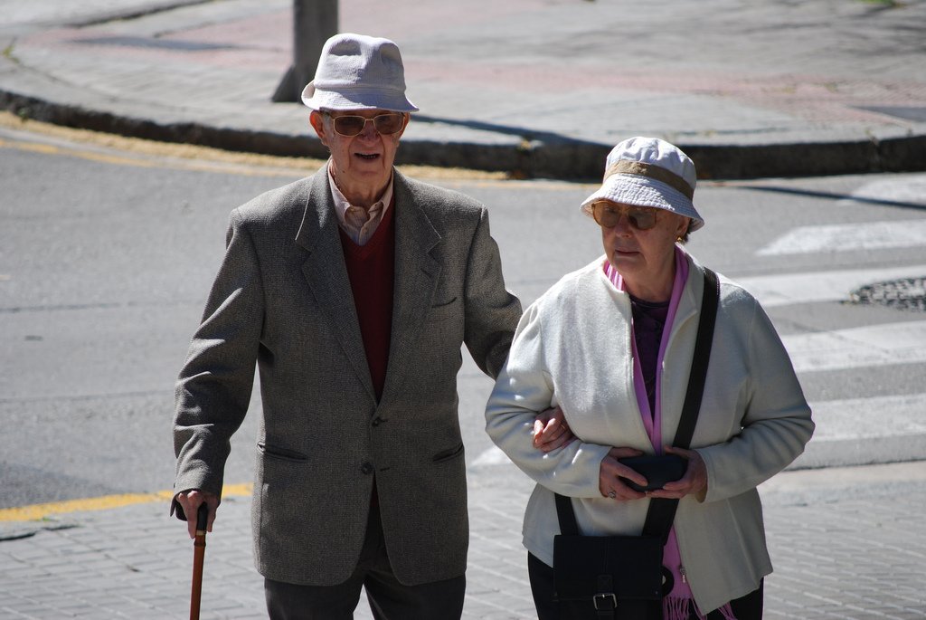 Pareja de ancianos cruzando la calle. | Imagen: Flickr