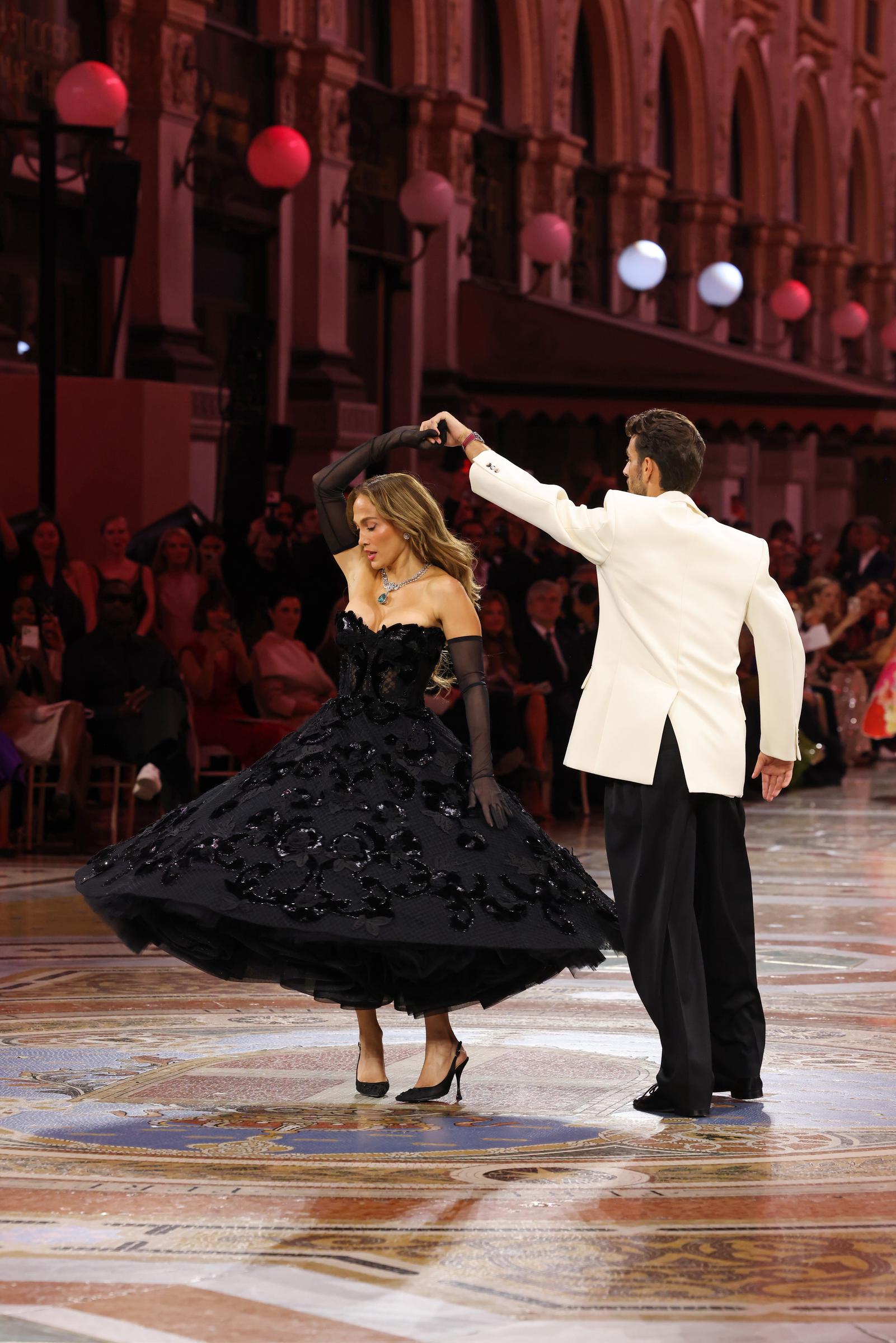 Esta aparición fue la primera vez que el acompañante de Jennifer pisaba una pasarela. La moda, sin embargo, no era un terreno del todo desconocido para él, algo que quedaría más claro una vez que se supiera quién era. | Fuente: Getty Images