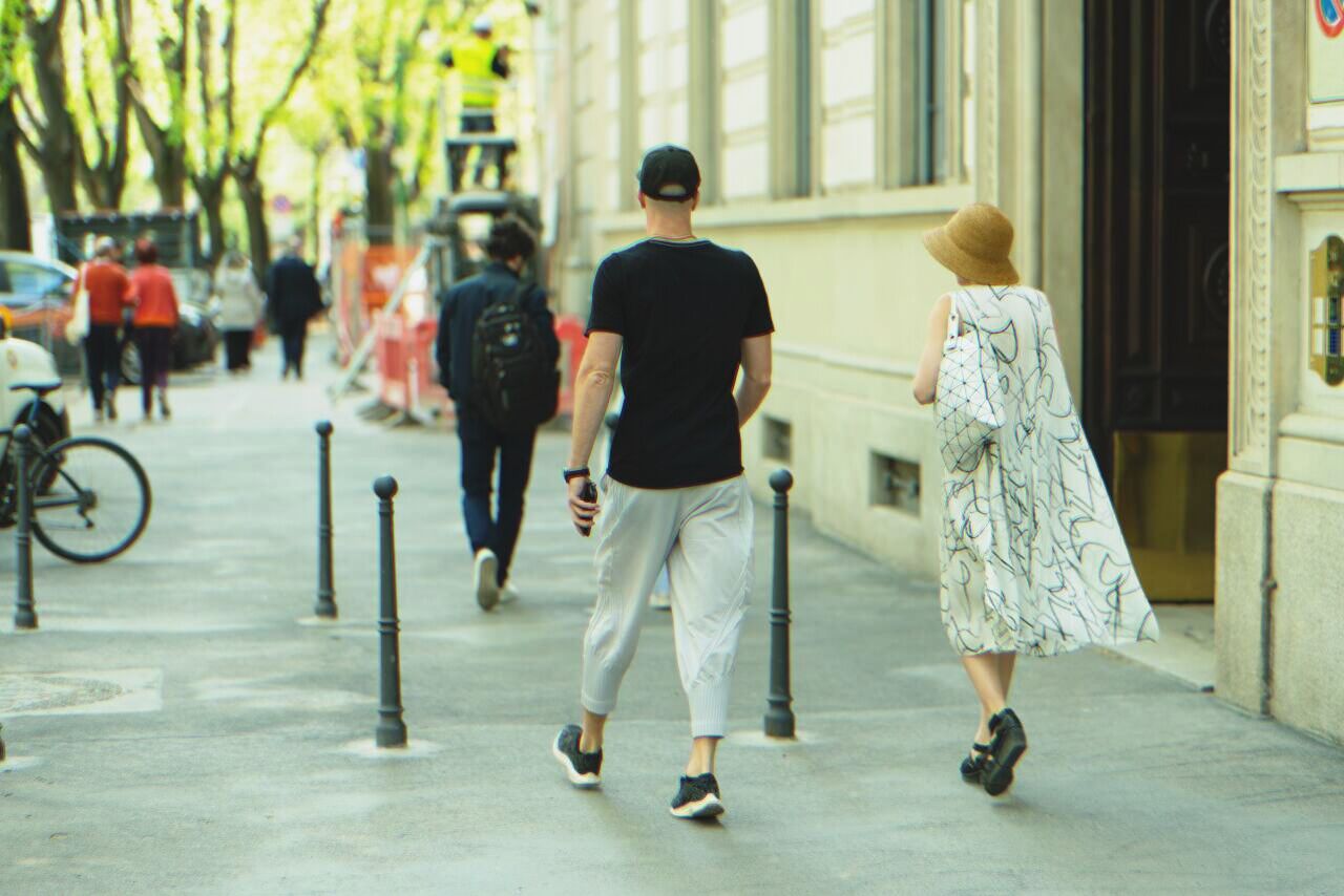 Pareja caminando por la calle | Fuente: Shutterstock