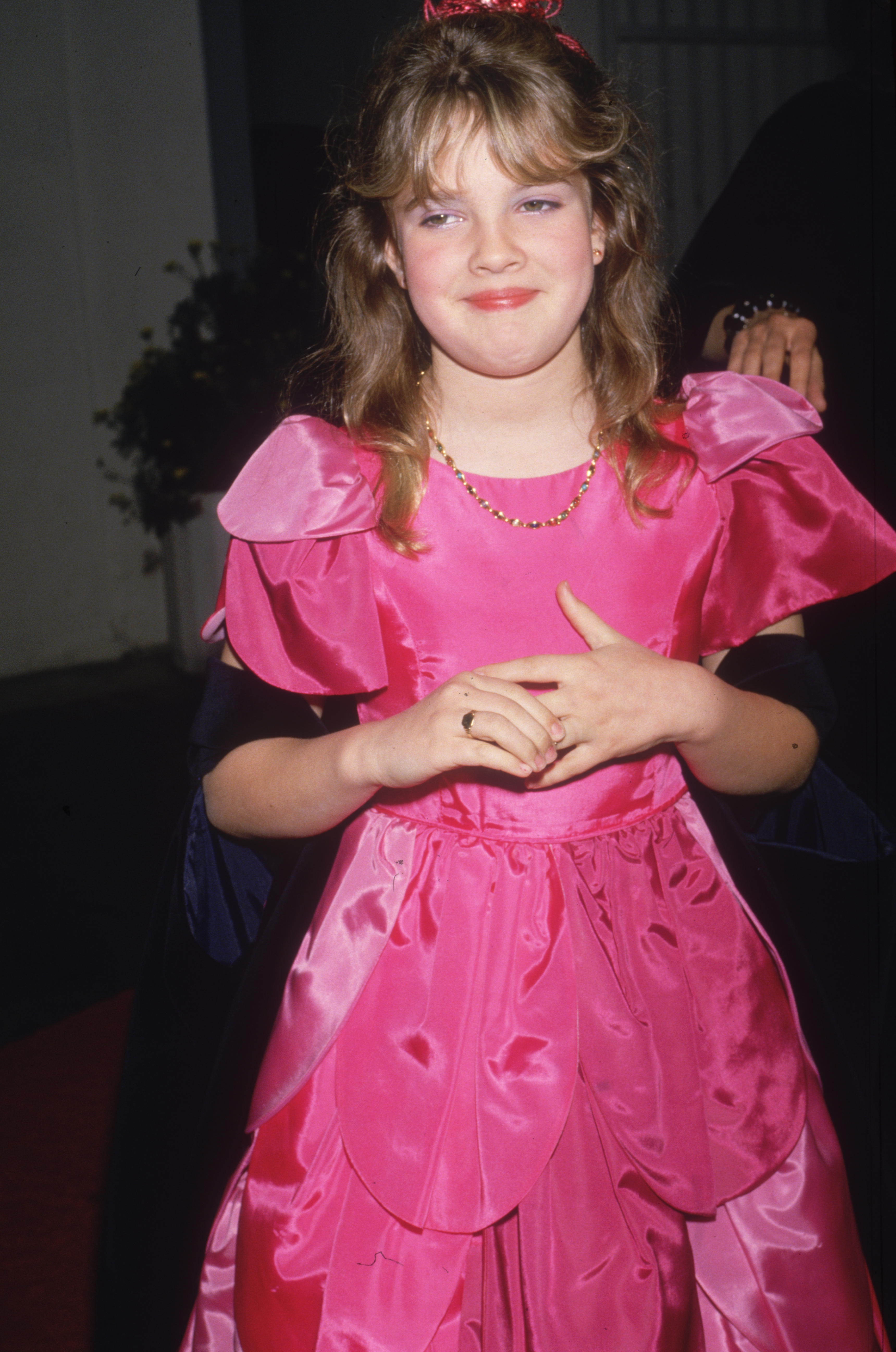 La estrella de cine luciendo un vestido rosa brillante y sonriendo en 1984. | Fuente: Getty Images