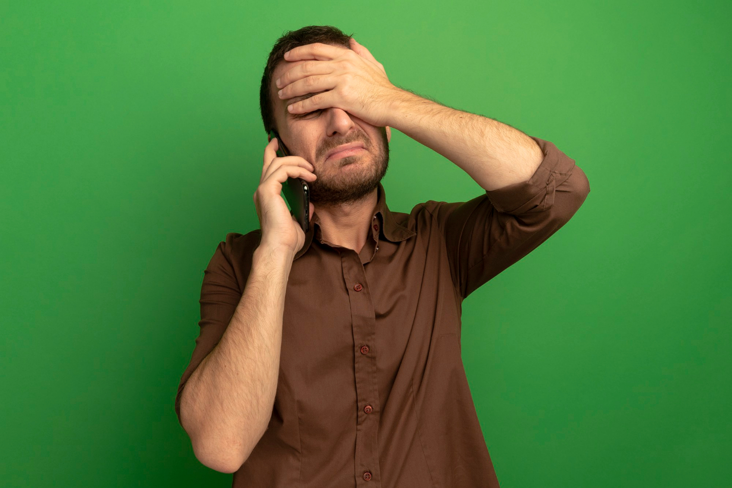 Un hombre ansioso hablando por teléfono | Fuente: Freepik