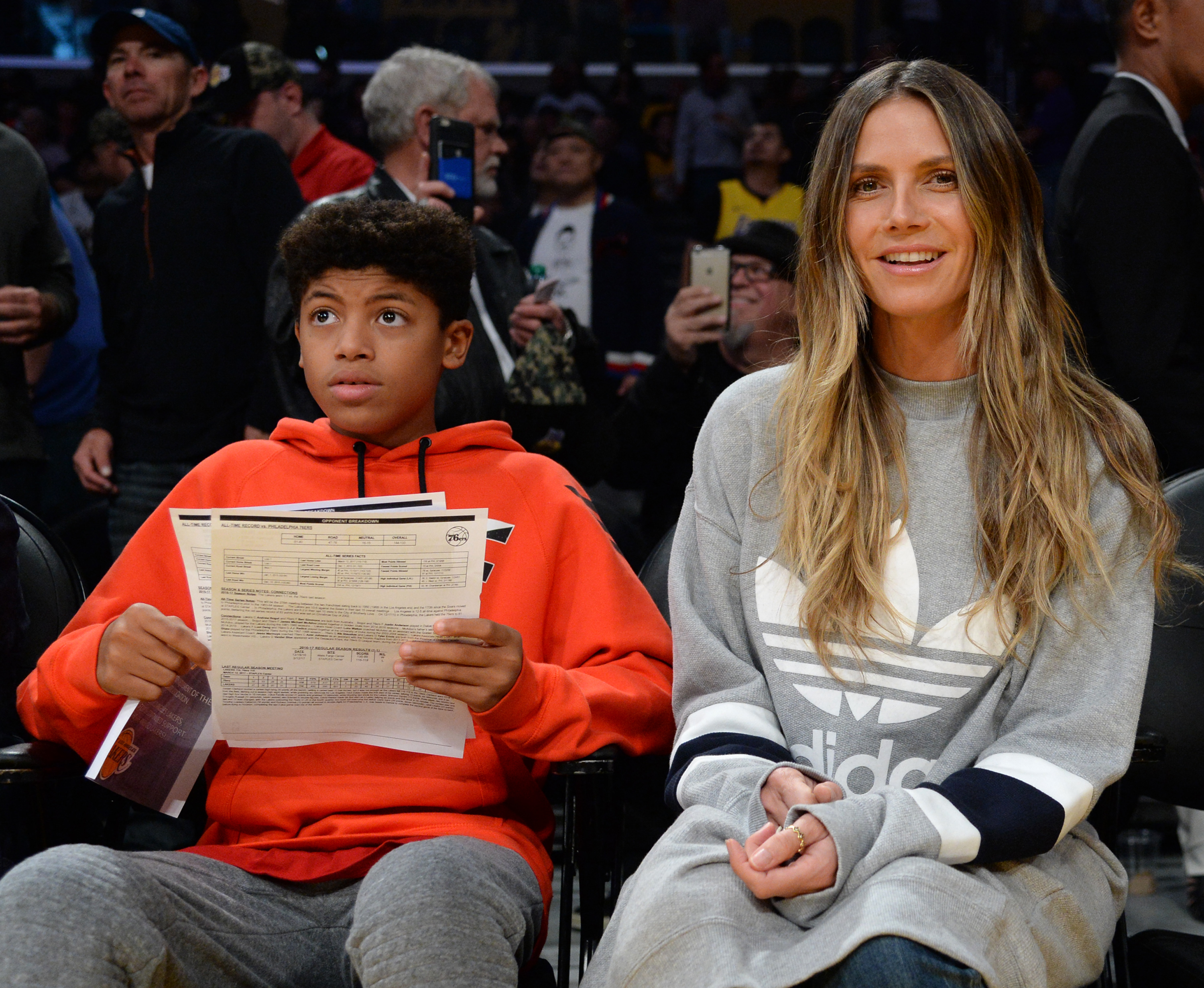 Heidi Klum y Henry Samuel en un partido de baloncesto el 15 de noviembre de 2017, en Los Ángeles, California | Fuente: Getty Images