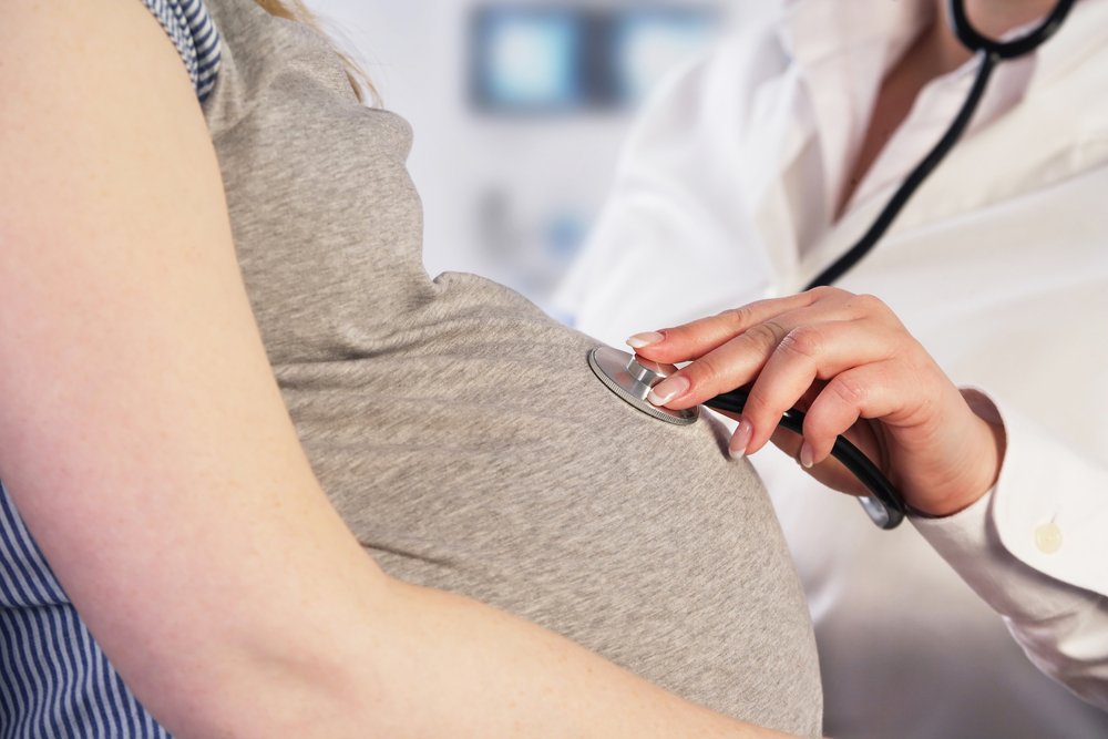 Doctor examinando a una mujer embarazada. | Foto: Shutterstock