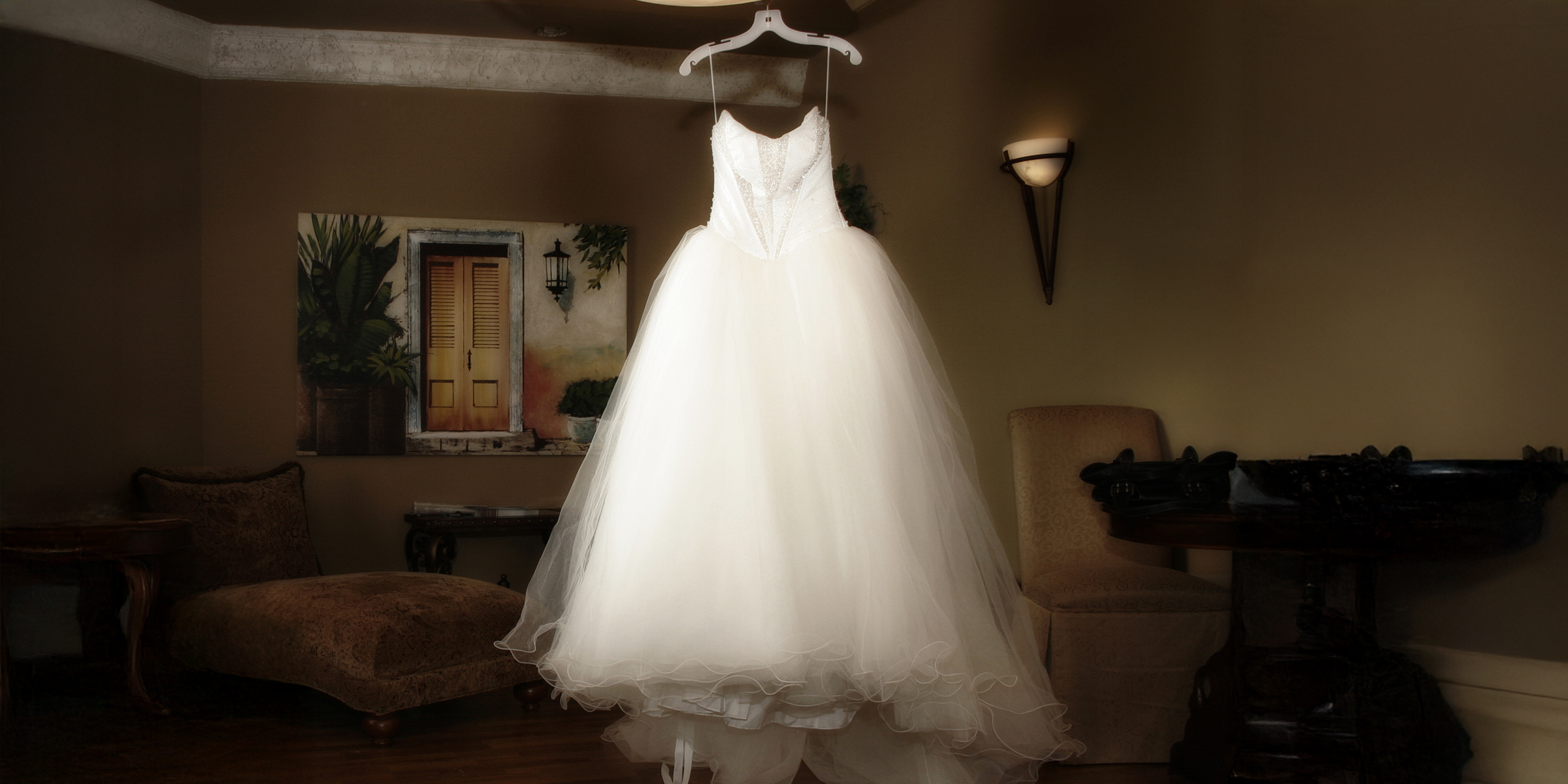 Un elegante vestido de novia blanco suspendido en una percha | Fuente: Shutterstock