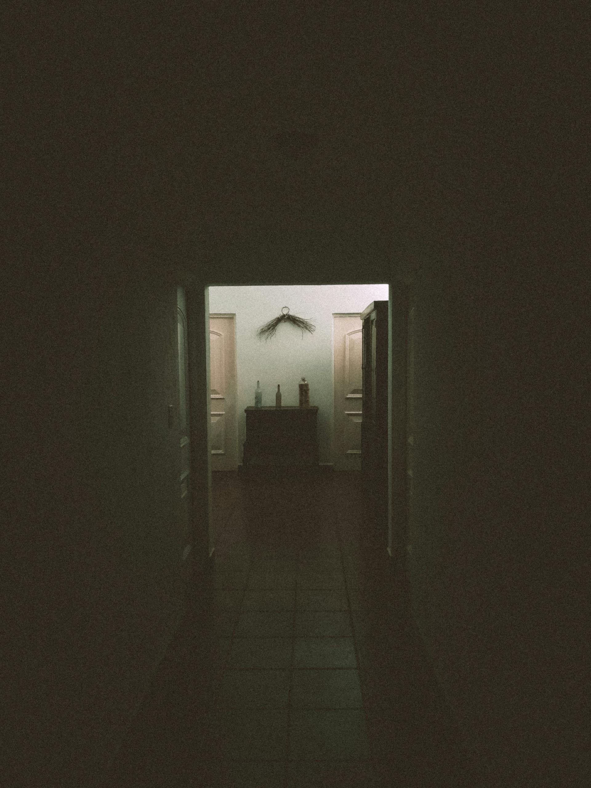 El interior de una casa por la noche | Fuente: Pexels