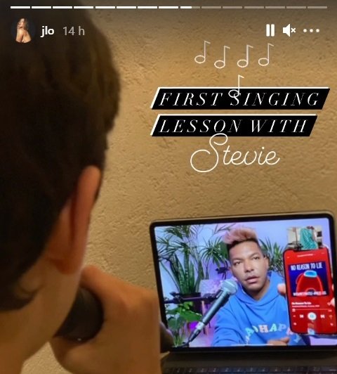 Stevie Mackey le da a Max su primera lección de canto. | Foto: instagram.com/stories/jlo