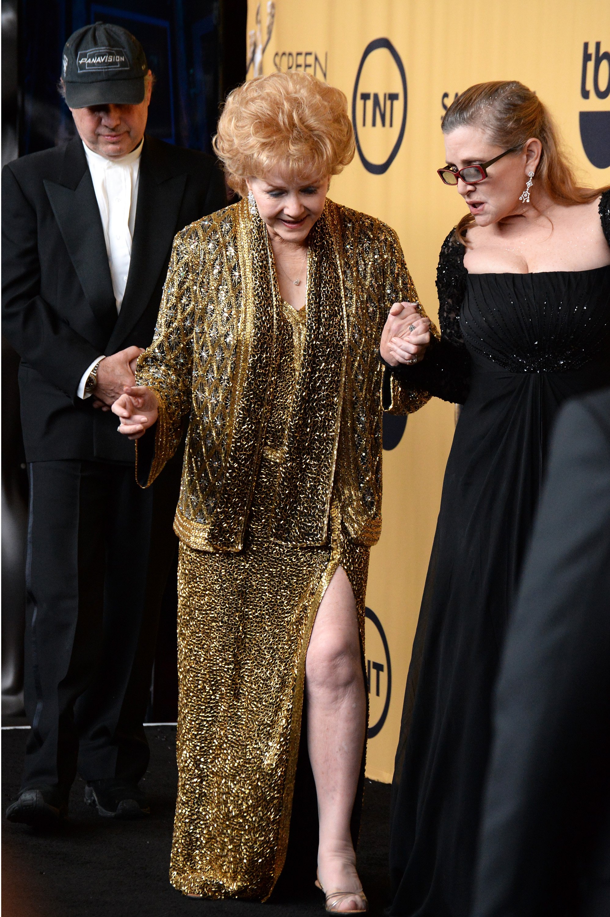 Todd Fisher, la galardonada Debbie Reynolds y la actriz Carrie Fisher posan en la sala de prensa de la 21.ª edición de los Premios del Sindicato de Actores, celebrada en el Shrine Auditorium el 25 de enero de 2015 en Los Ángeles, California. | Fuente: Getty Images