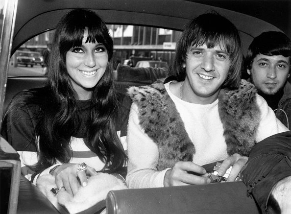 La cantante estadounidense Cher junto a Sonny Bono en una visita a Londres en 1965. | Foto: Getty Images