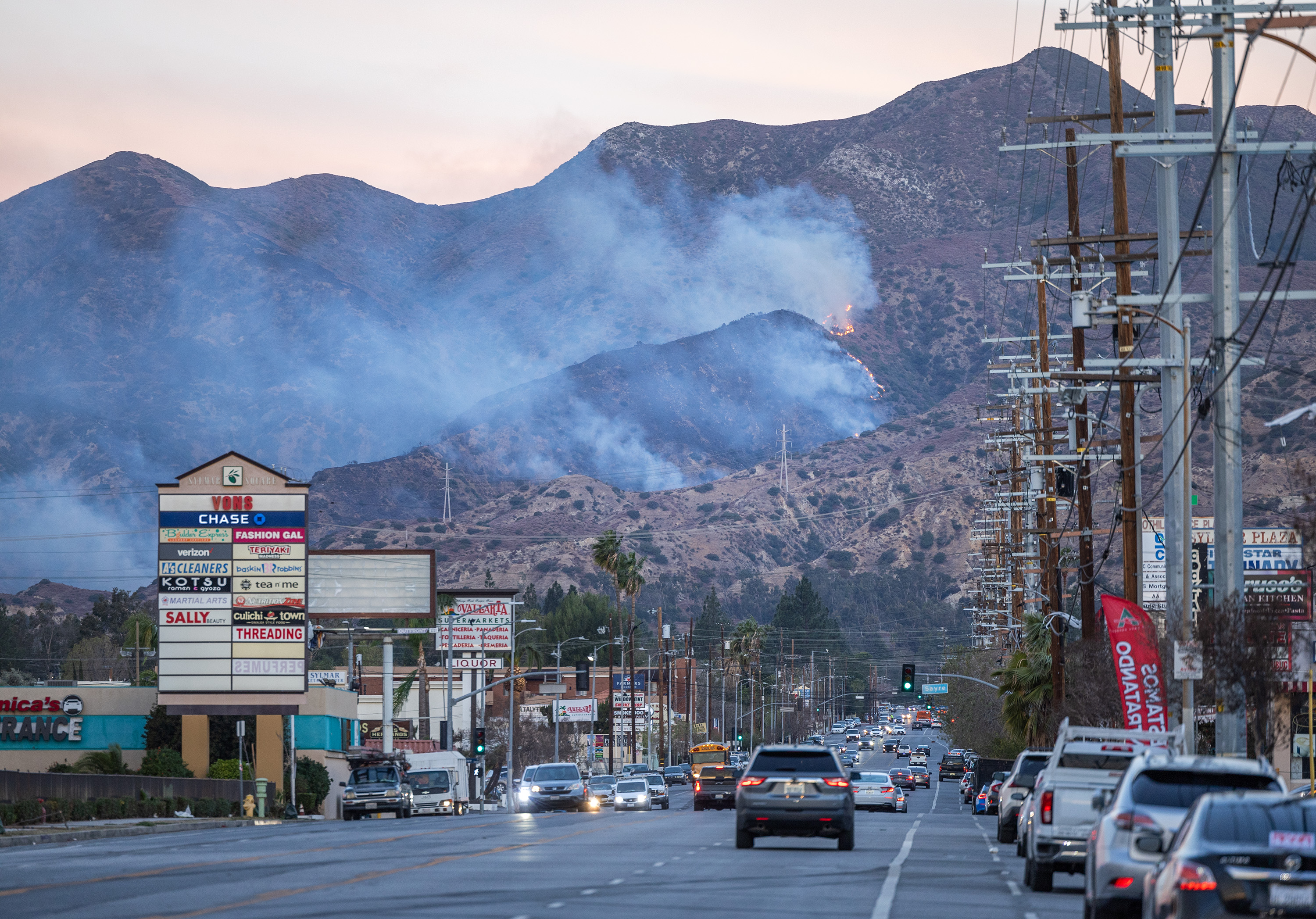 El incendio Hurst quemando colinas sobre Sylmar, California, el 8 de enero de 2025. | Fuente: Getty Images