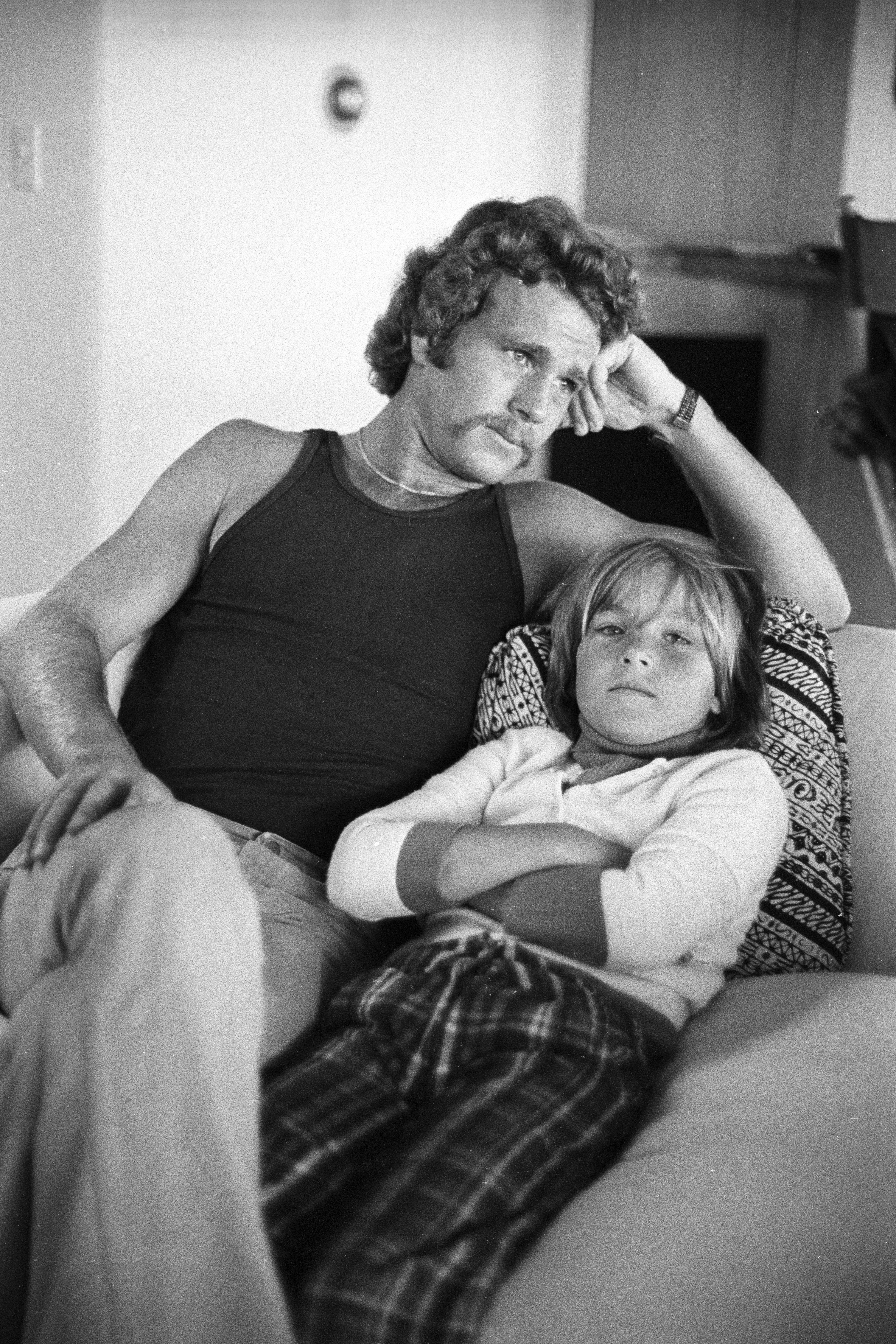 Ryan O'Neal posando con su hija Tatum O'Neil el 27 de abril de 1973 en Malibú, California | Fuente: Getty Images