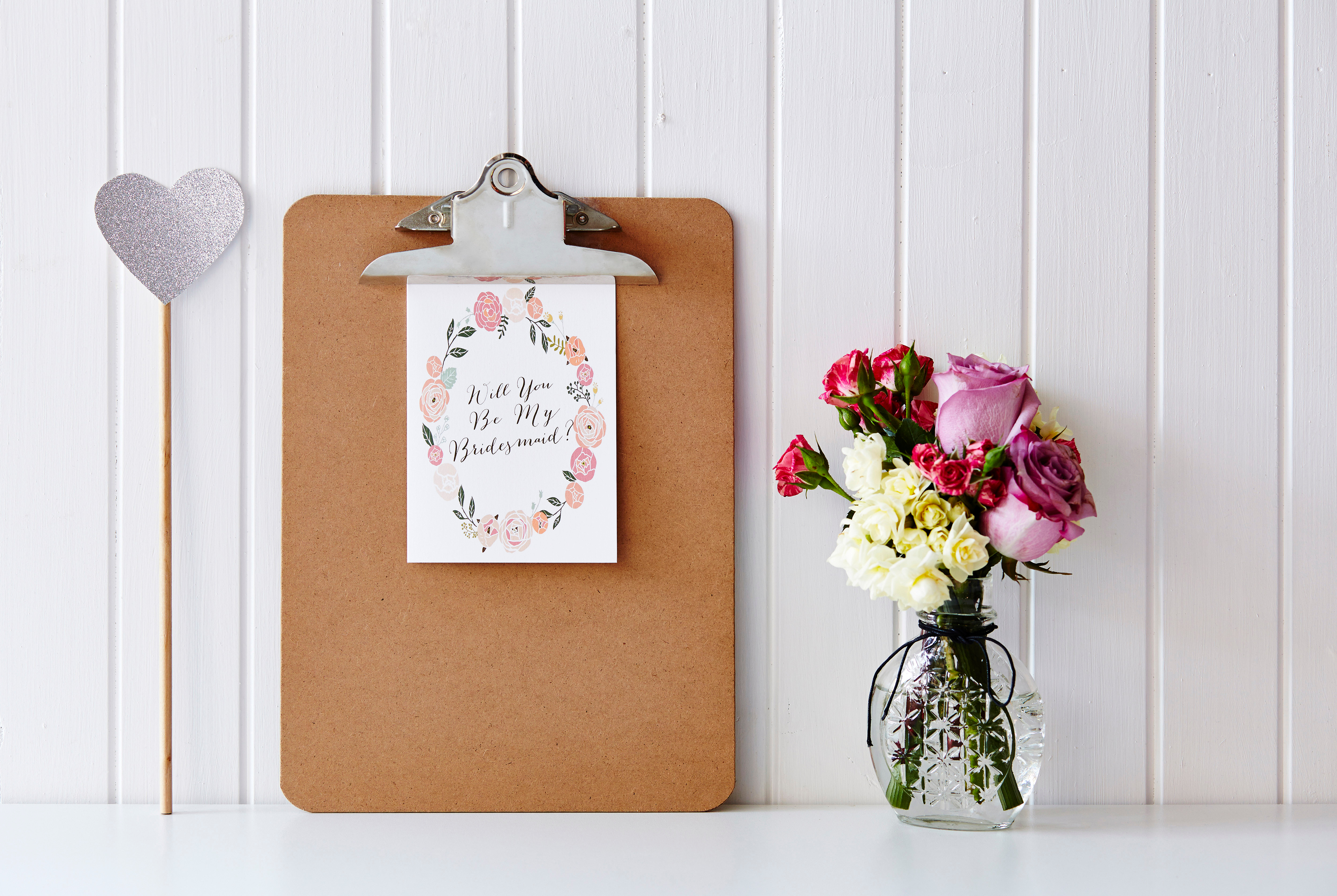 Portapapeles con una tarjeta de dama de honor | Foto: Shutterstock