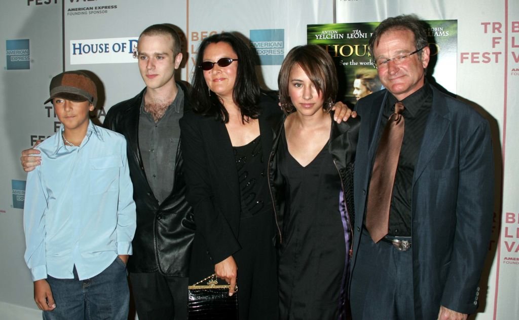 Robin Williams, su hija Zelda, su esposa Marcia, su hijo Cody y su hijo Zac en el Tribeca Performing Arts Center en Nueva York | Foto: Getty Images