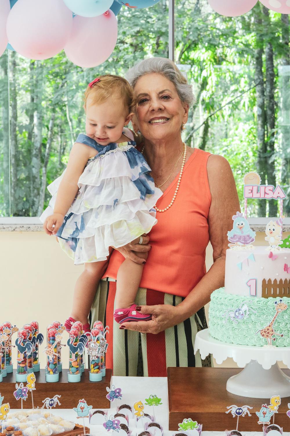 Una abuela con su nieta en brazos | Fuente: Pexels