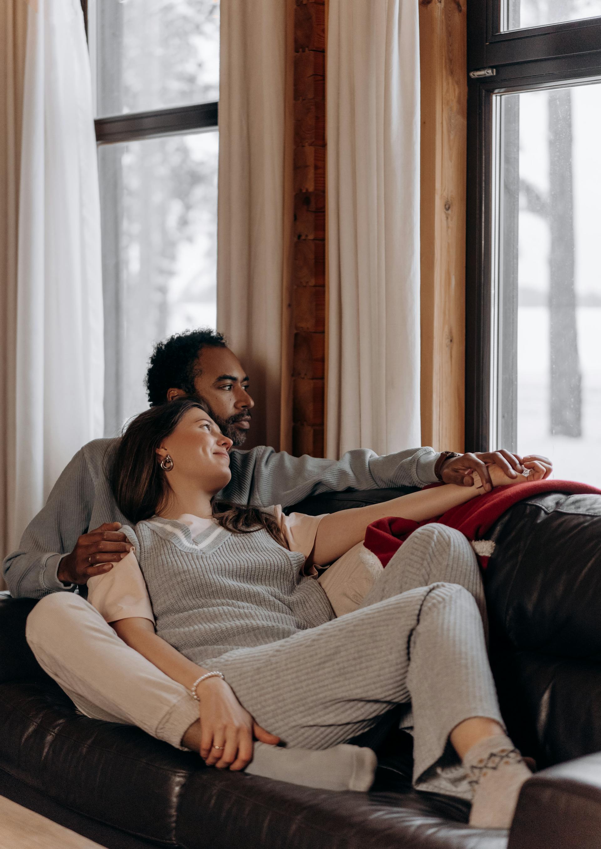 Una pareja feliz en casa | Fuente: Pexels