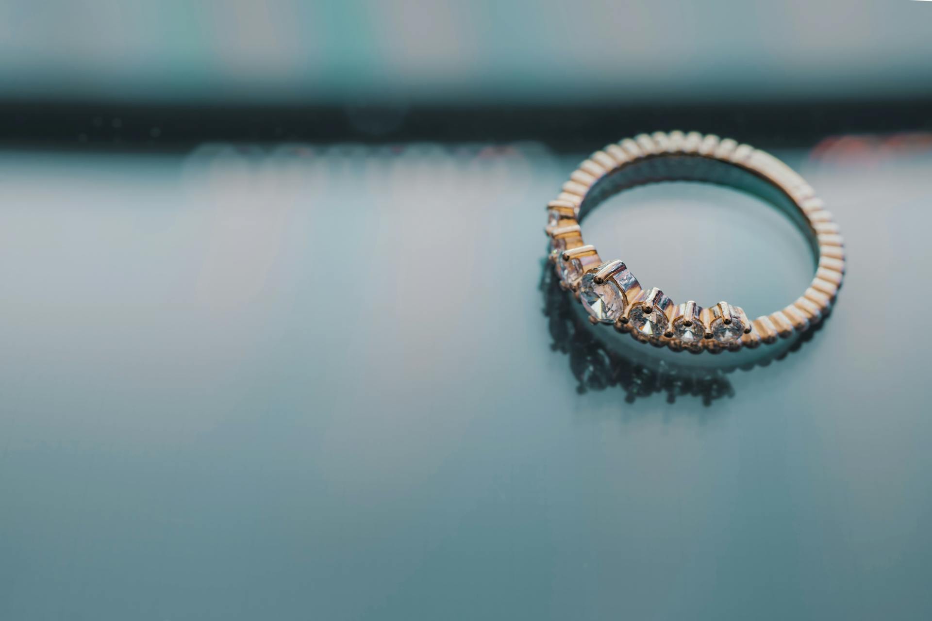 Un anillo de diamantes | Foto: Pexels