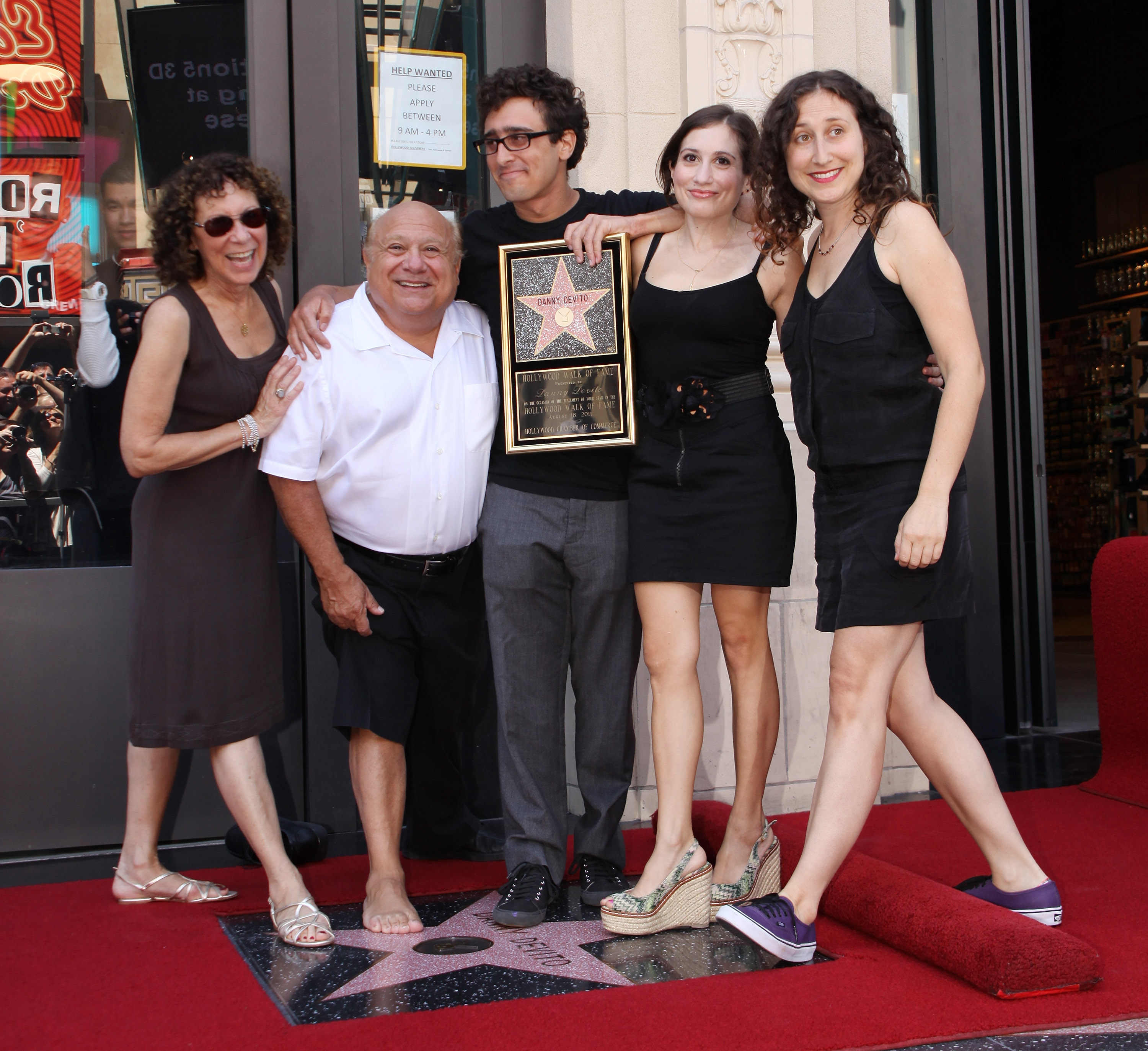 Danny DeVito y Rhea Perlman con sus hijos Lucy, Grace y Jake en Hollywood en 2011 | Fuente: Getty Images