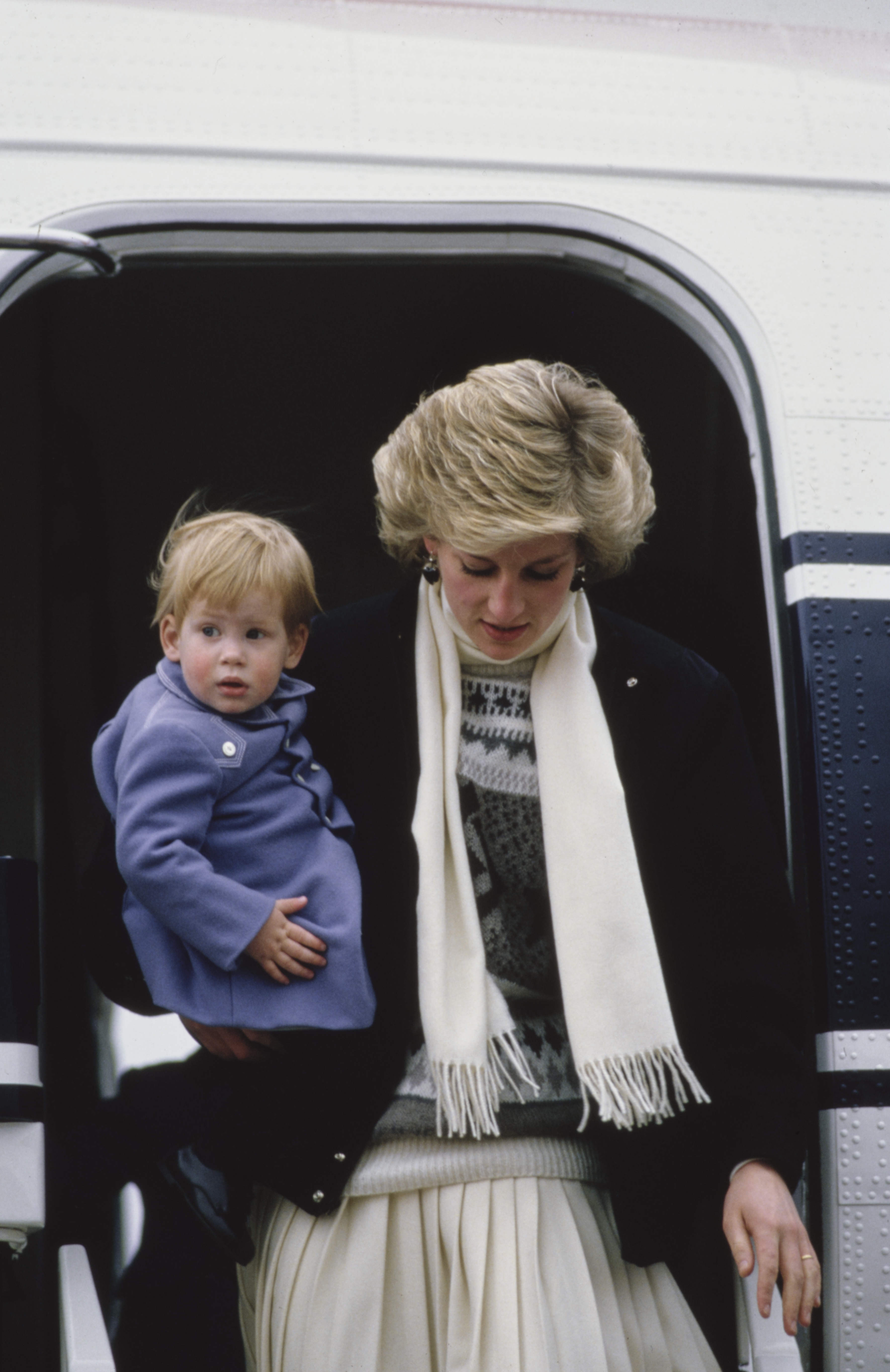 La princesa Diana y el príncipe Harry llegan al aeropuerto de Aberdeen en Aberdeen, Aberdeenshire, Escocia, el 14 de marzo de 1986. | Fuente: Getty Images