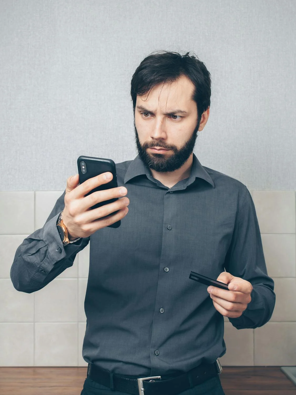 Un hombre mirando su teléfono | Fuente: Pexels