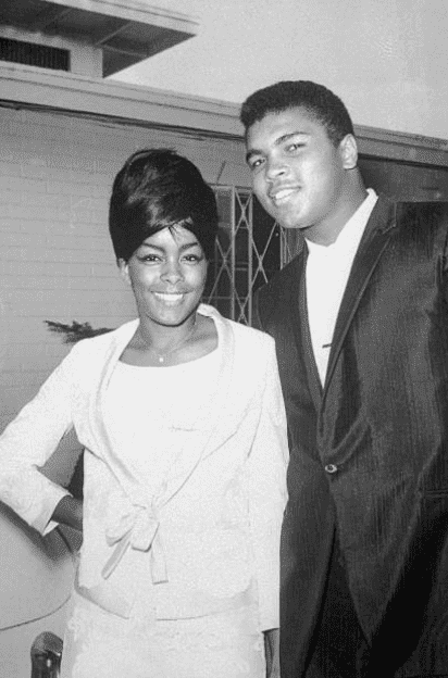 Muhammad Ali y Sonji Roi posan afuera de un edificio el 13 de agosto de 1964 en Chicago. | Foto: Getty Images