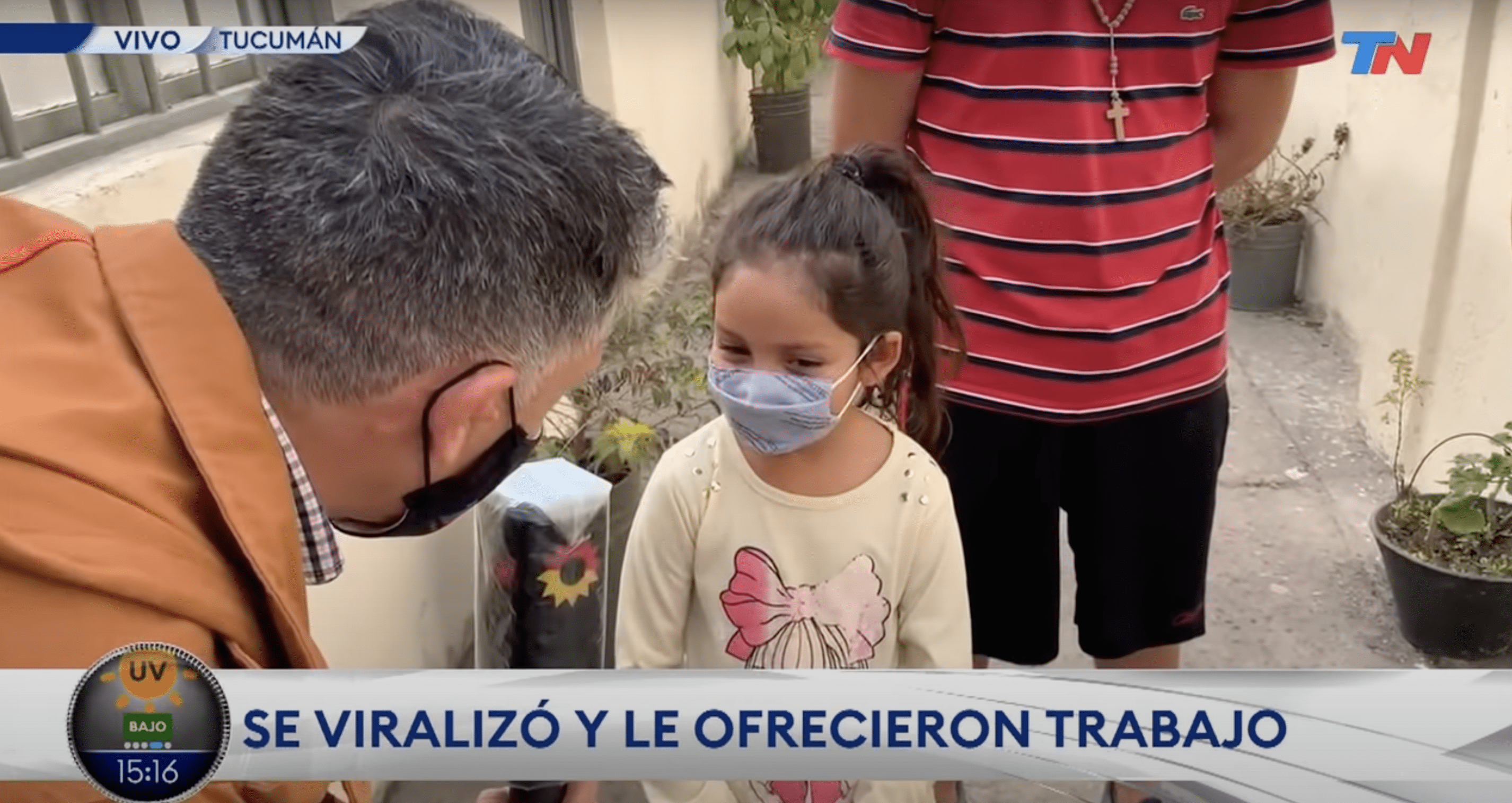Un reportero hablando con la niña, Guadalupe. | Foto: YouTube.com/Todo Noticias