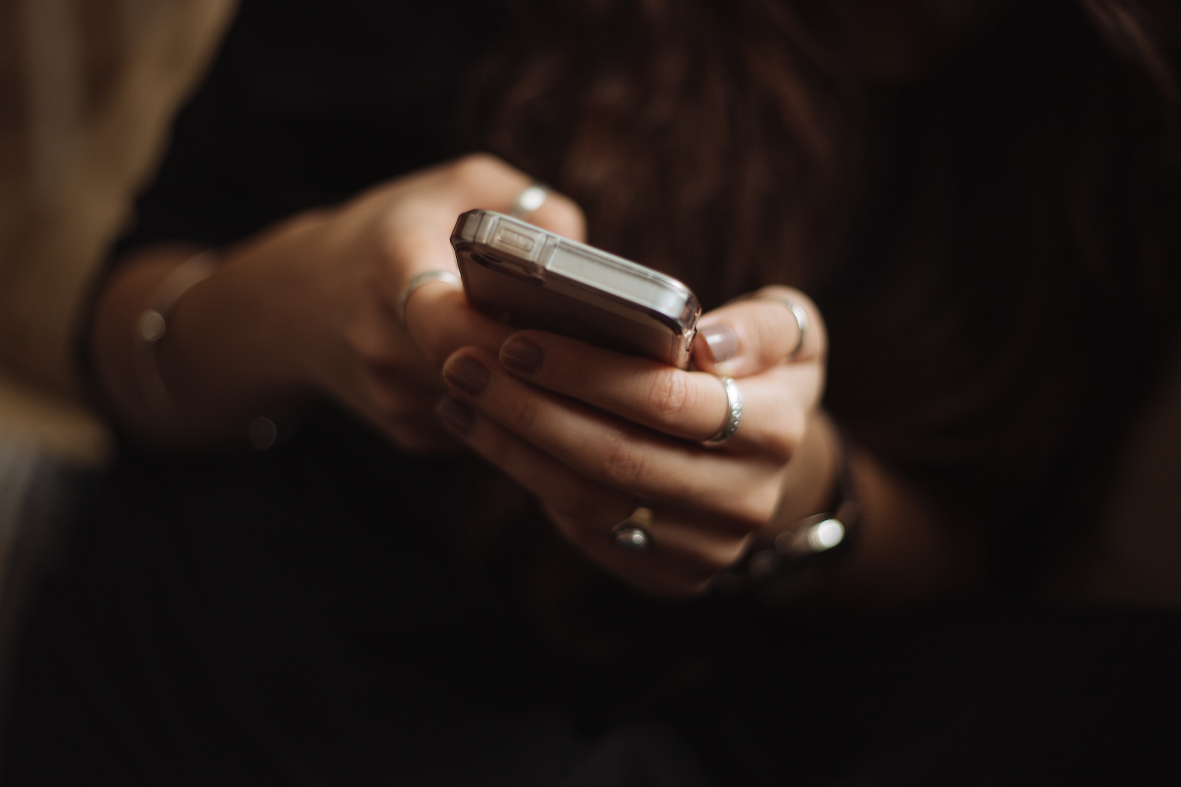 Mujer sujetando un teléfono | Fuente: Unsplash