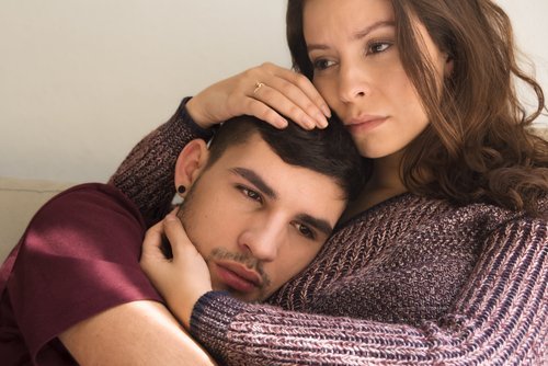 Una joven consolando a su pareja afligida. | Fuente: Shutterstock